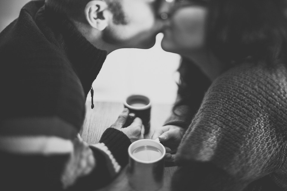 Un couple entrain de s'embrasser. | Photo : Pixabay