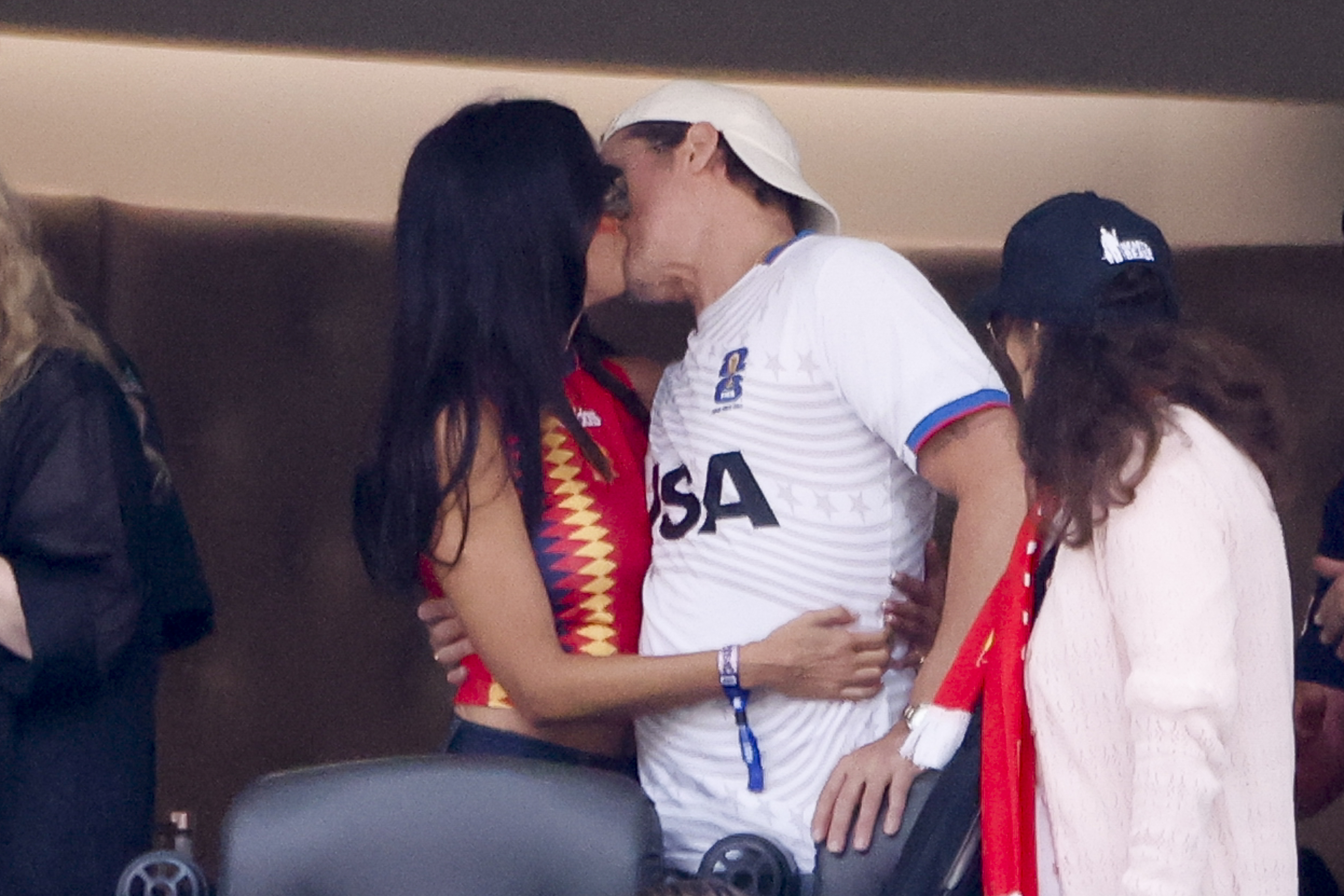 Brad Pitt et Inès de Ramon s'embrassent pendant qu'ils regardent le quart de finale Espagne-Belgique de la Coupe du monde de la FIFA 2026 à Inglewood, en Californie, le 10 juillet 2026. | Source : Getty Images