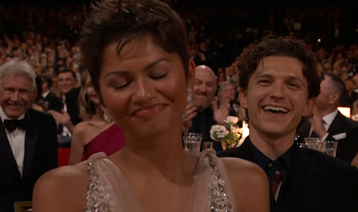 Zendaya réagit avec un sourire lors de la 78e cérémonie des Primetime Emmy Awards, alors que Marcello Hernández s'adresse à elle depuis la scène. | Source : YouTube/NBC et Peacock