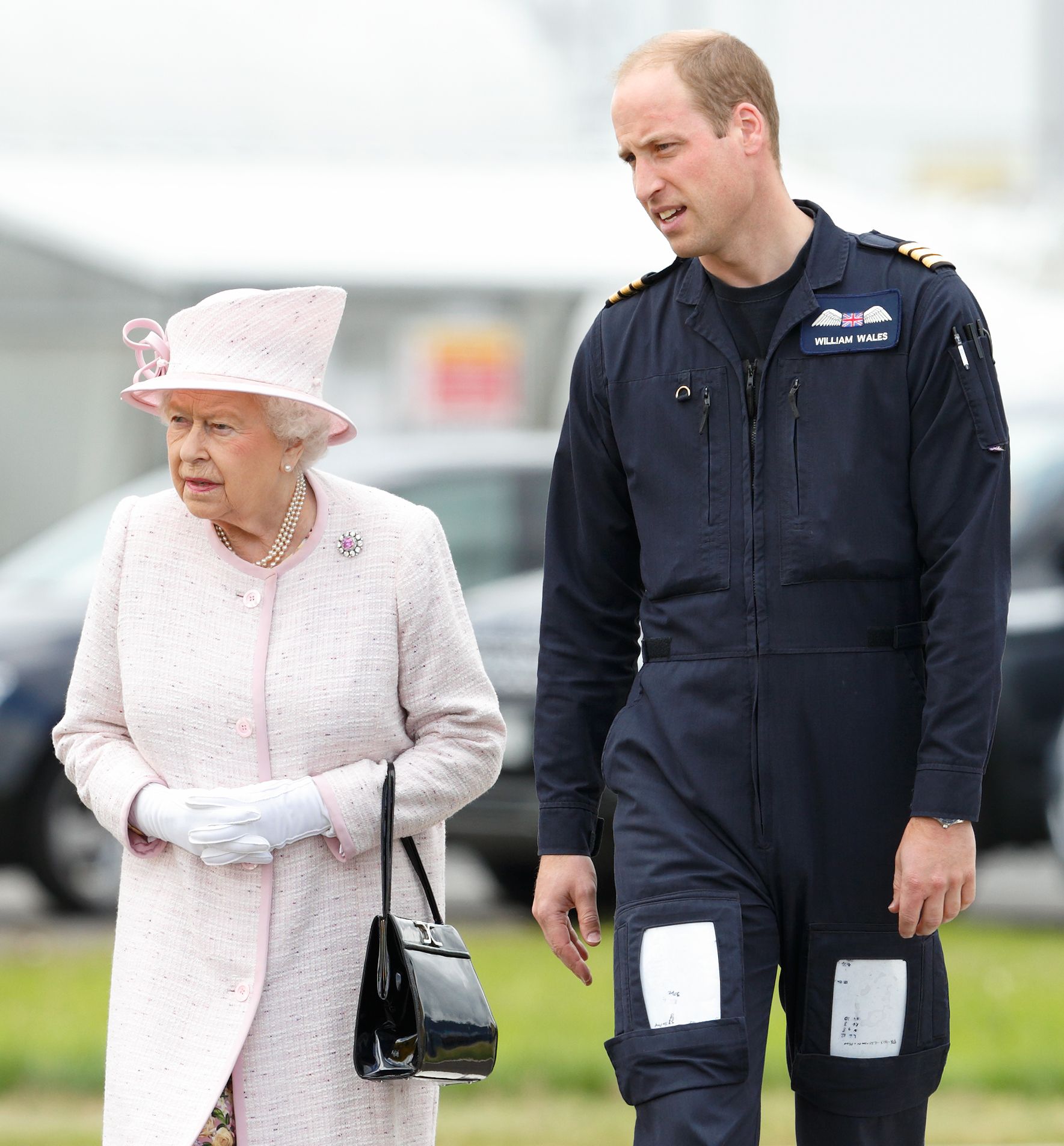Le Prince William, fait visiter à sa grand-mère, la Reine Elizabeth II, le 13 juillet 2016 à Cambridge, en Angleterre.  | Photo : Getty Images