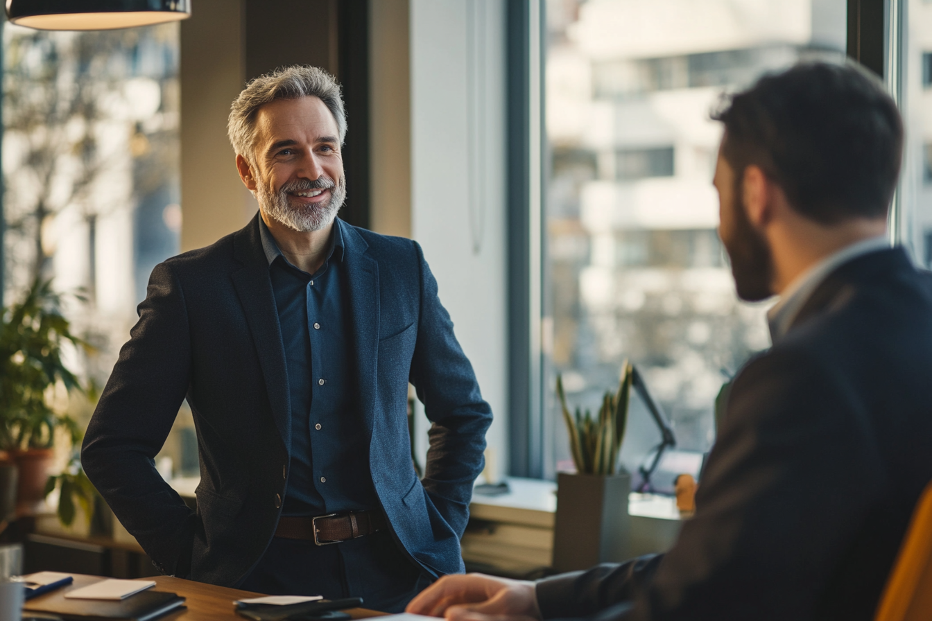 Deux hommes parlant dans un bureau | Source : Midjourney