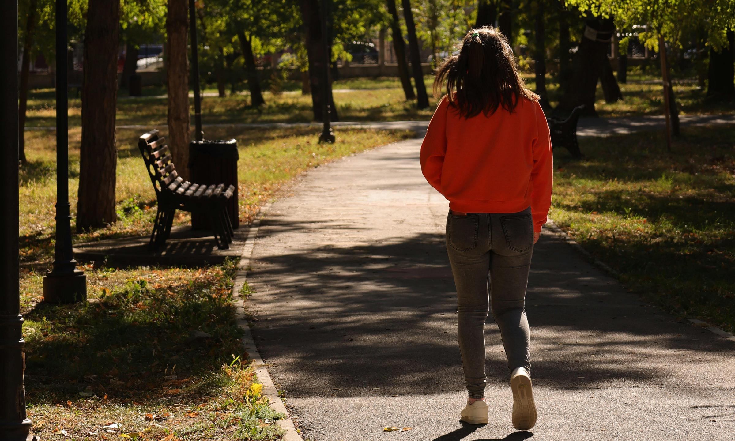 Une femme qui s'éloigne dans un parc | Source : Pexels