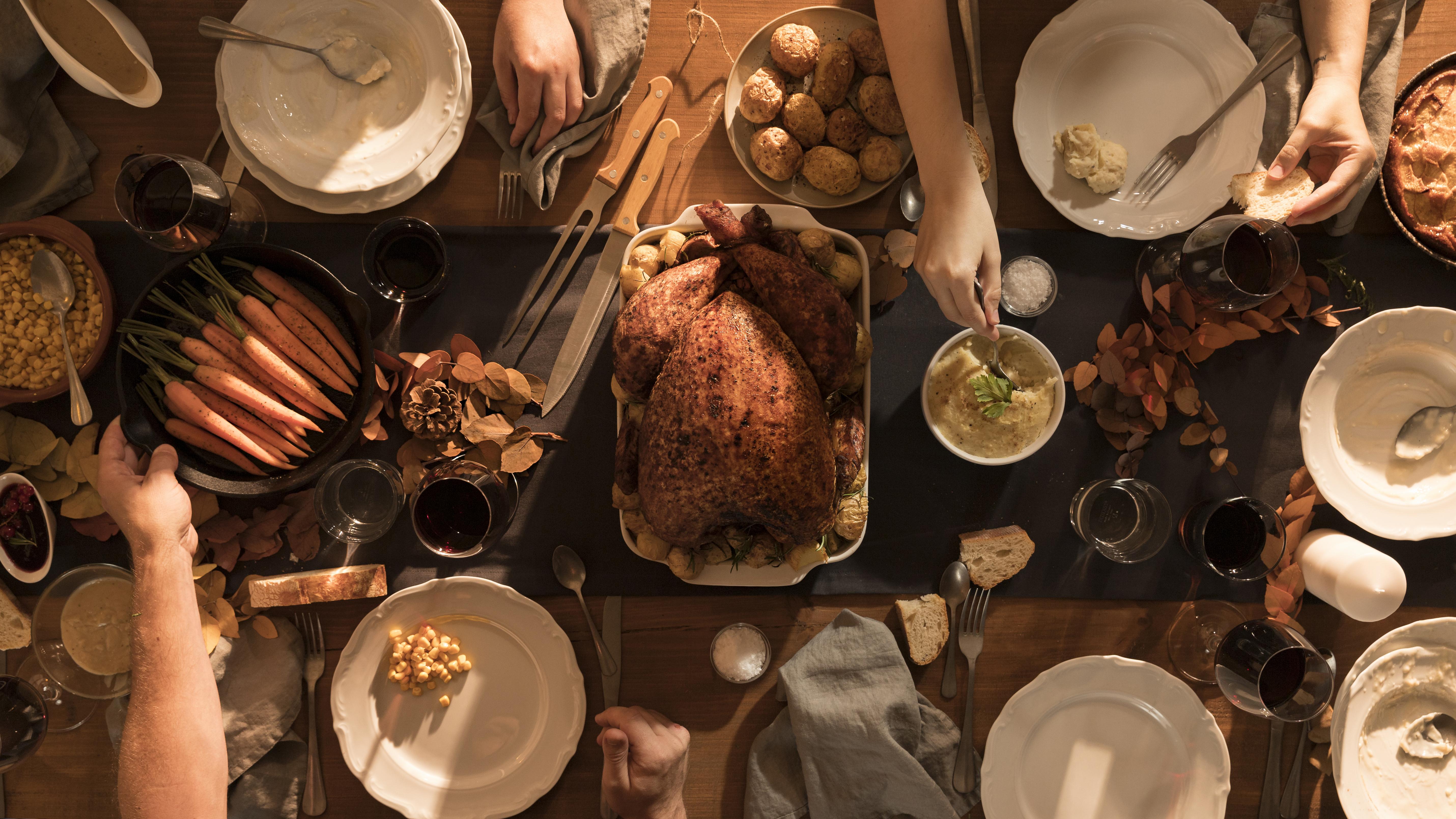 Un dîner de Thanksgiving | Source : Freepik
