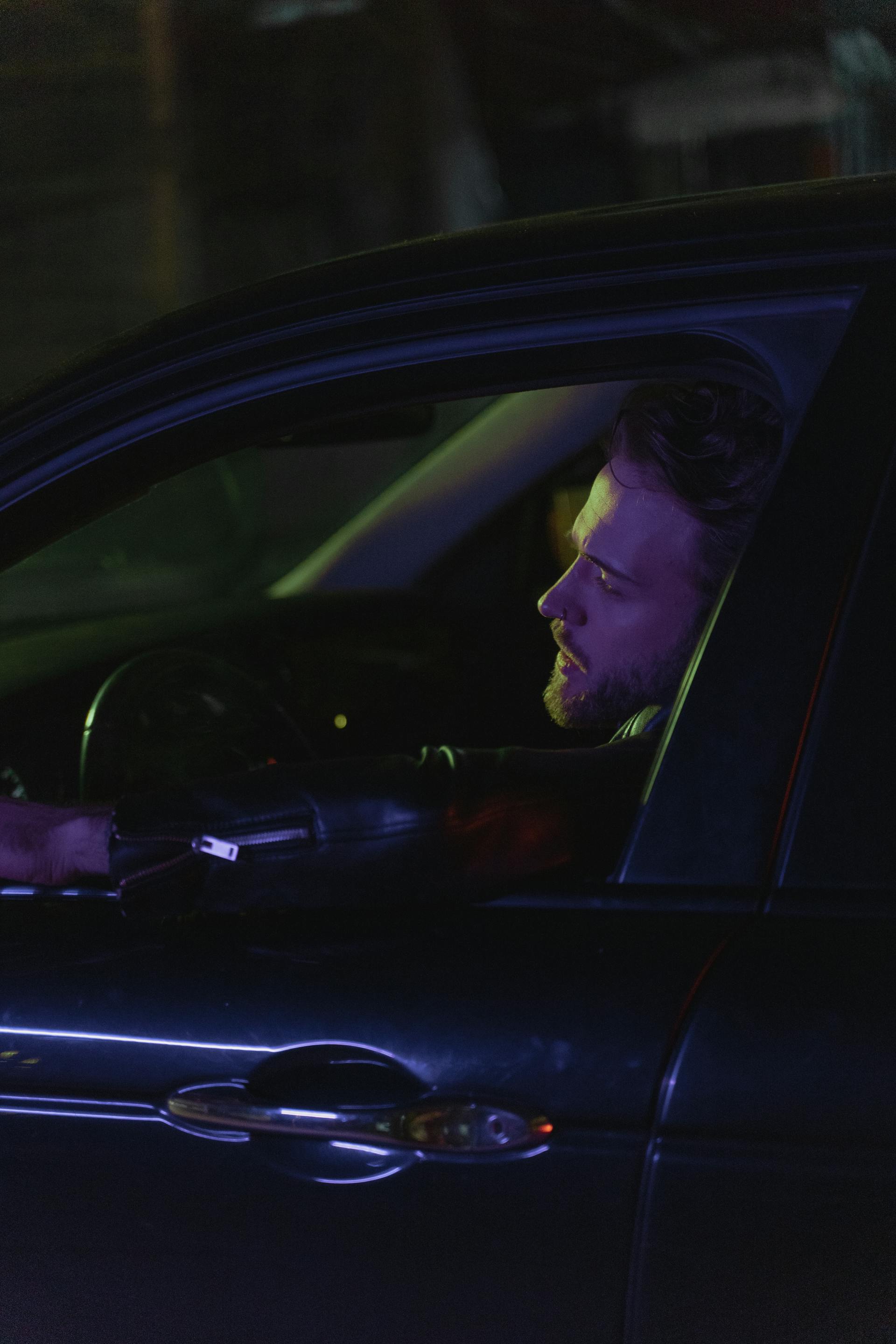 A man talking through an open car window | Source: Pexels