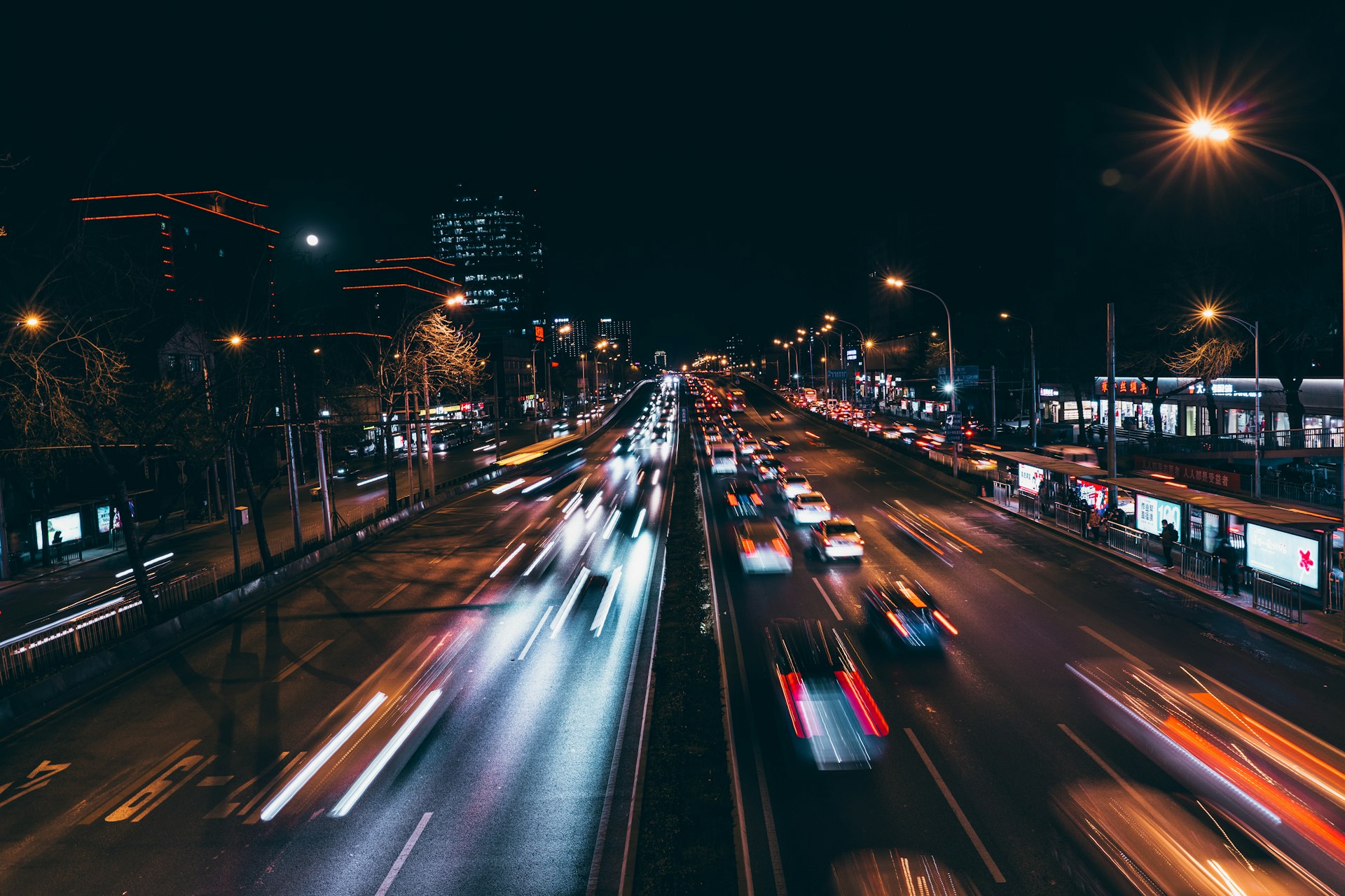 Trafic intense la nuit | Source : Unsplash