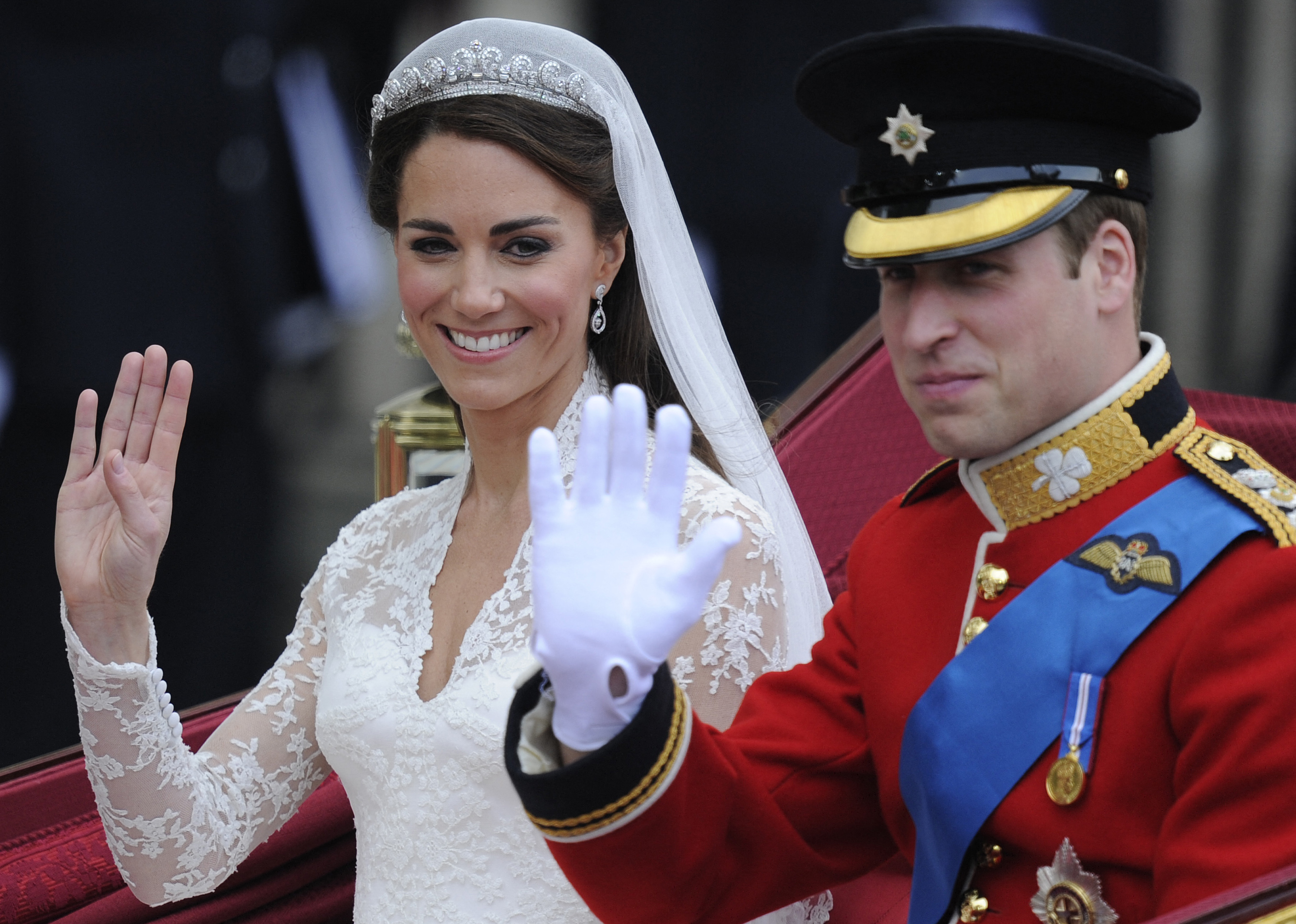 Catherine, duchesse de Cambridge, et le prince William se déplacent sur le chemin de la procession vers le palais de Buckingham, à Londres, le 29 avril 2011 | Source : Getty Images