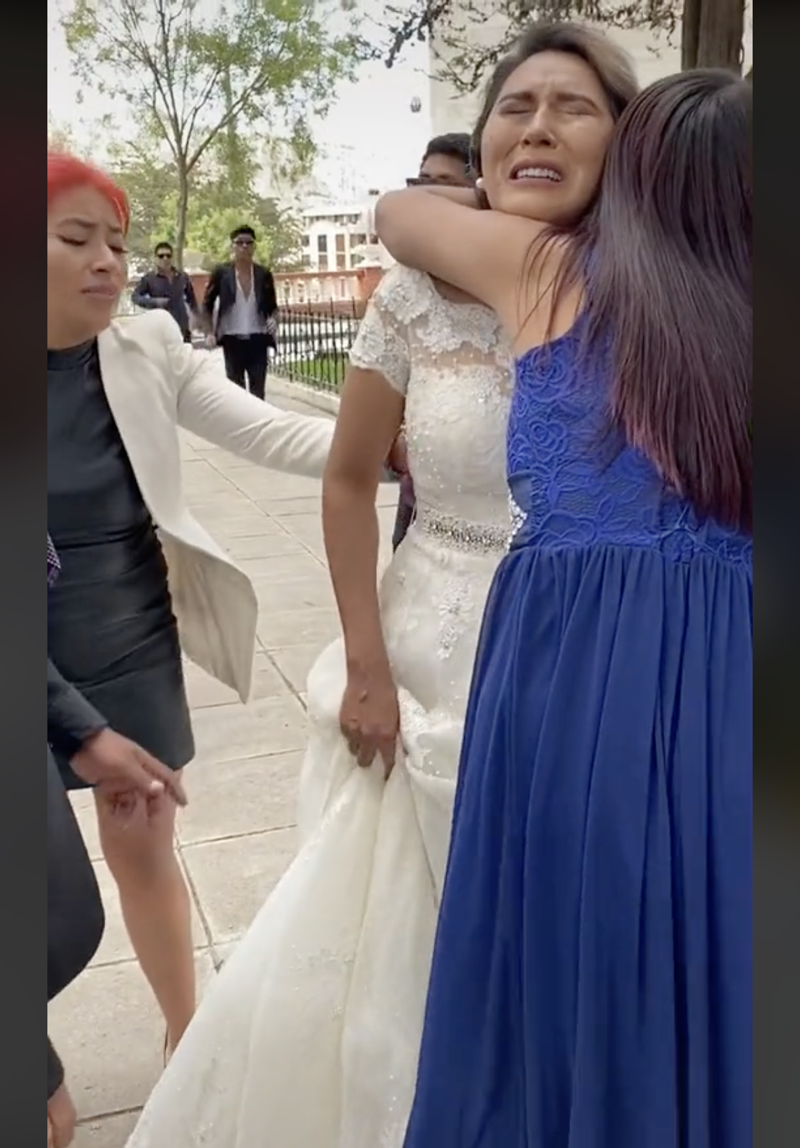 La future mariée au cœur brisé est réconfortée par une amie. | Source : tiktok.com/@santosyudai