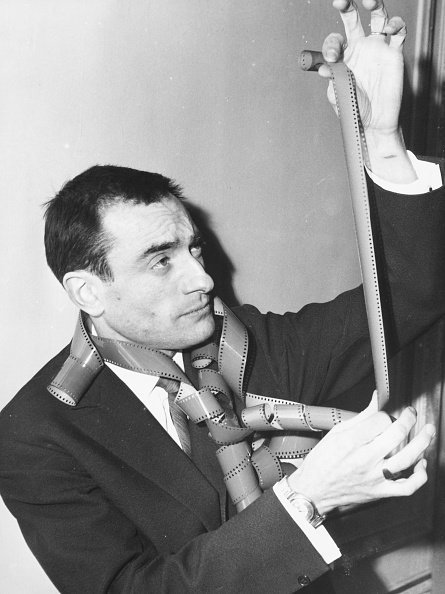 Pierre Etaix en train d'inspecter un pellicule, après avoir remporté le Prix Louis Delluc du meilleur film pour " Le Soupirant ", 1962. | Photo : Getty Images