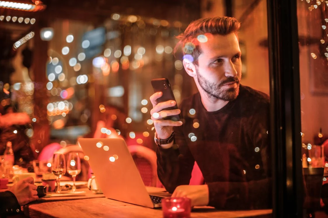 Un homme dans un café | Source : Pexels