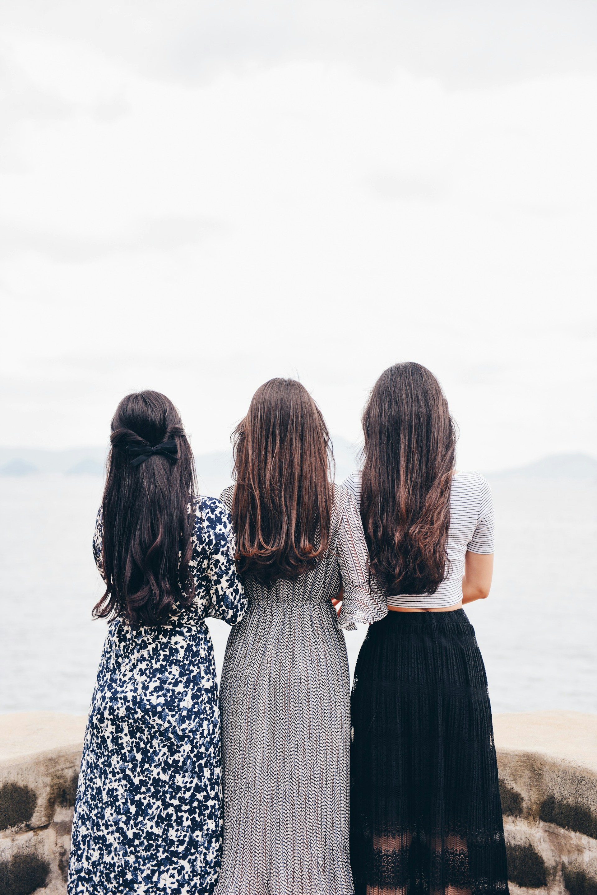 Trois femmes debout ensemble | Source : Unsplash