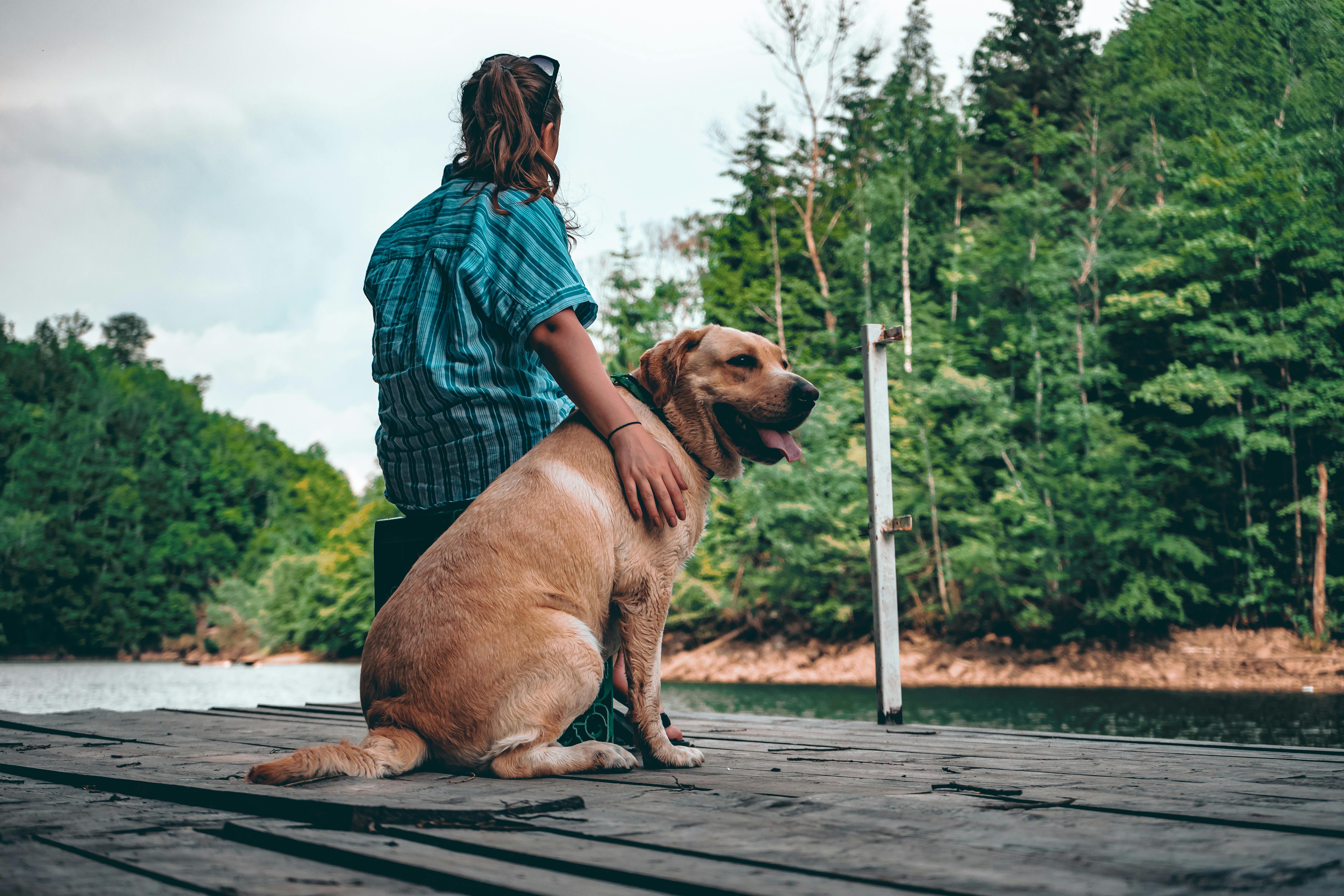 une femme avec son chien | Source : Pexels