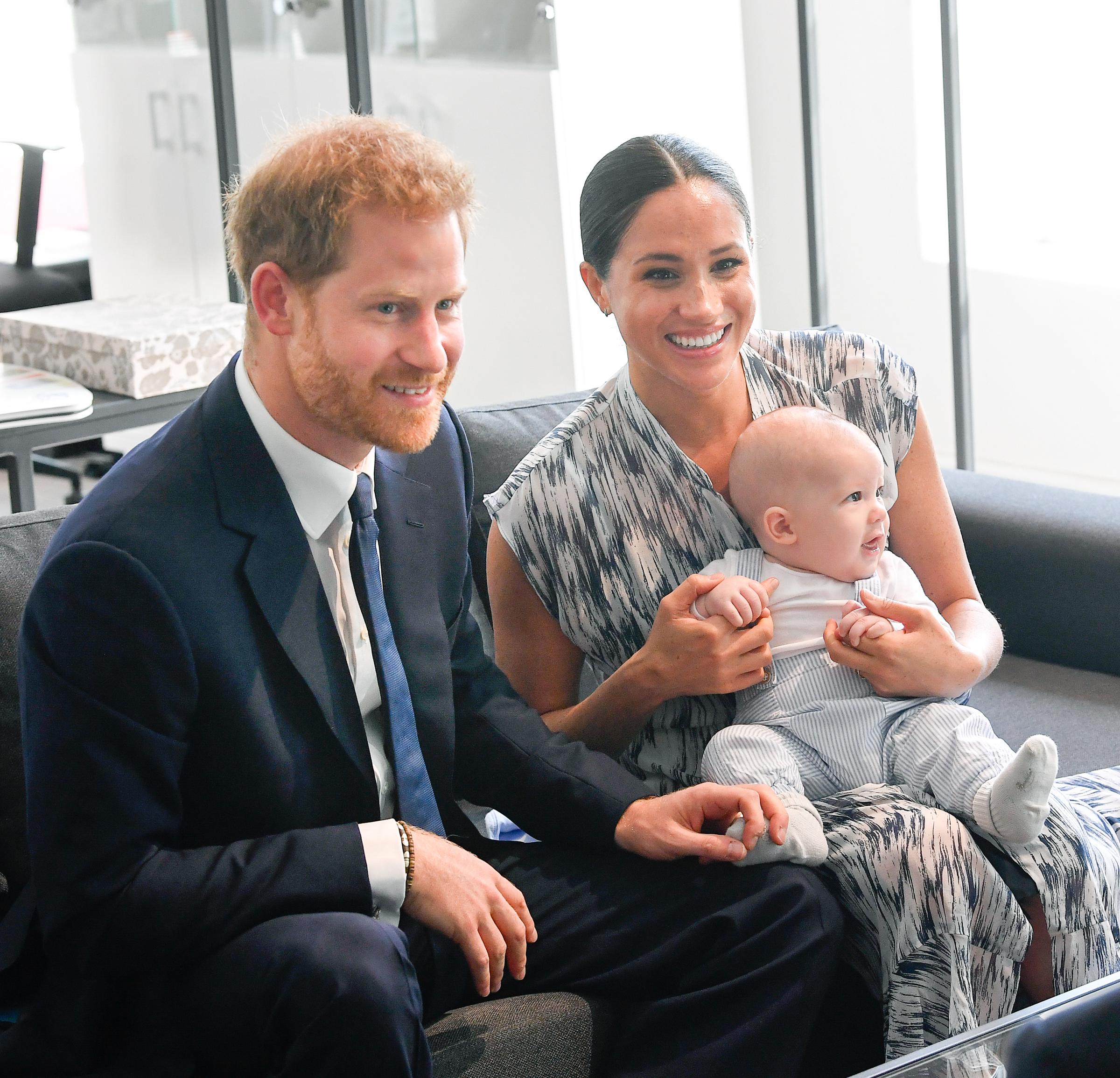 Le prince Harry et Meghan Markle avec leur fils, le prince Archie, lors de leur rencontre avec l'archevêque Desmond Tutu, et sa fille, Thandeka Tutu-Gxashe, au Cap, en Afrique du Sud, le 25 septembre 2019 | Source : Getty Images