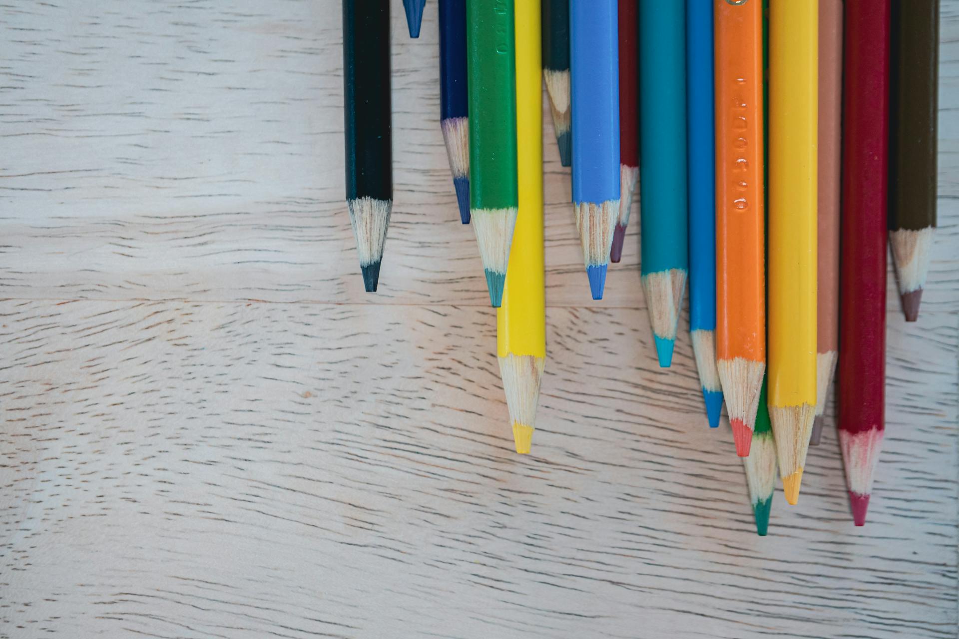 Crayons de couleur sur une table | Source : Pexels