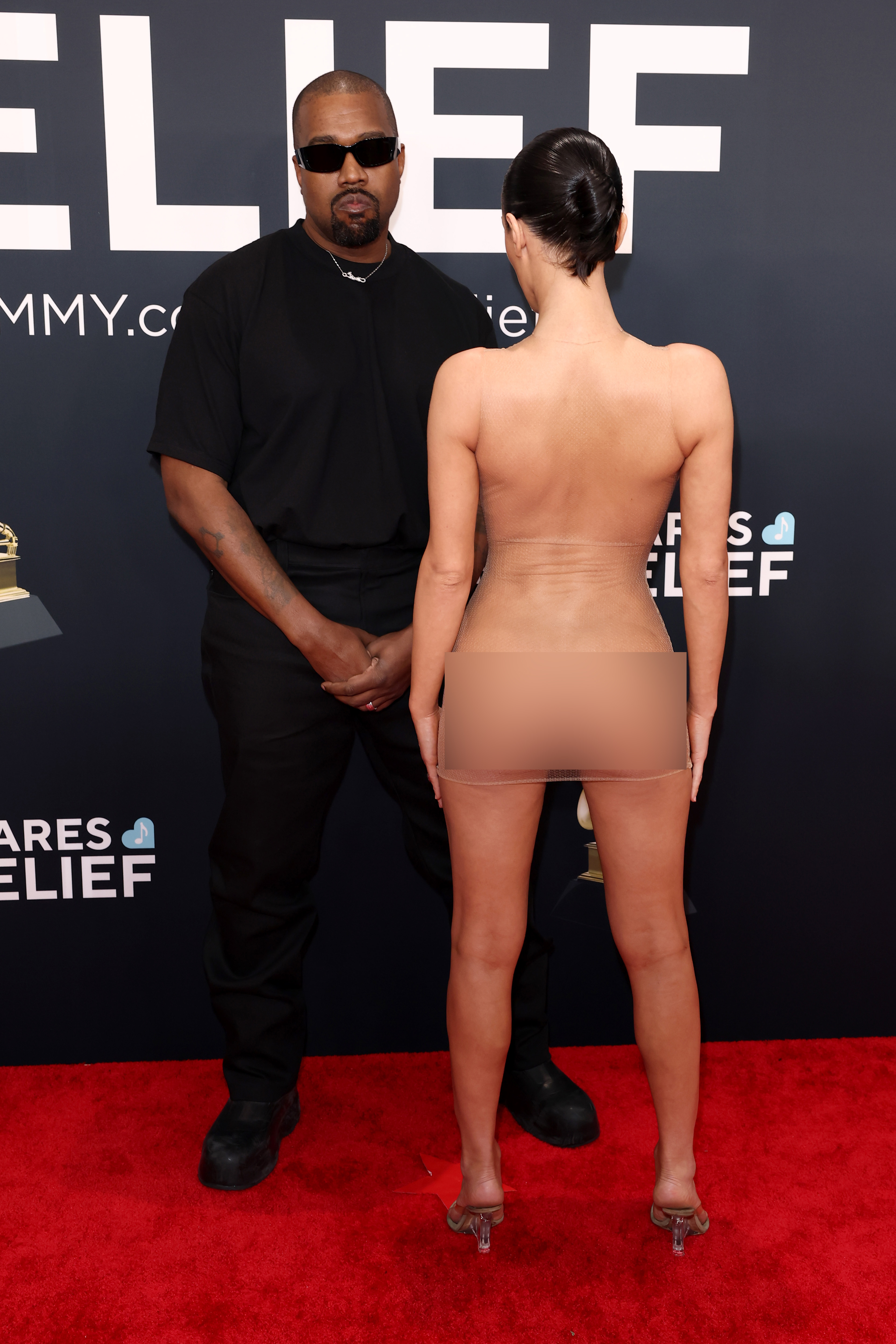 Kanye West et Bianca Censori (dont la tenue a été floutée) assistent à la 67e édition des GRAMMY Awards le 2 février 2025, à Los Angeles, Californie | Source : Getty Images