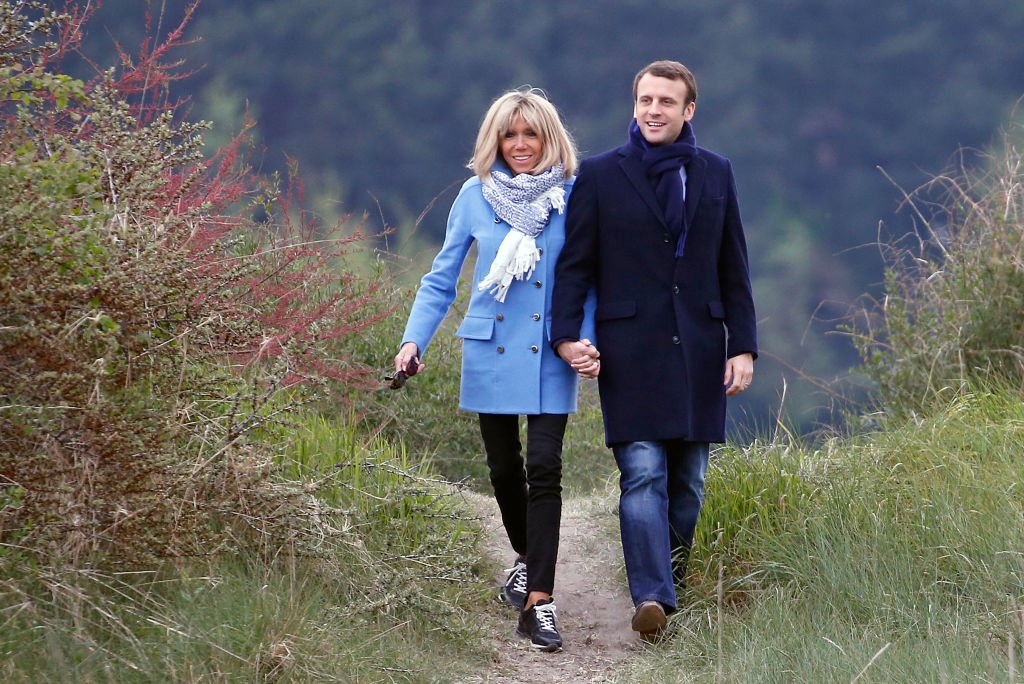 Le couple présidentiel se balandant main dans la main. | Photo : Getty Images