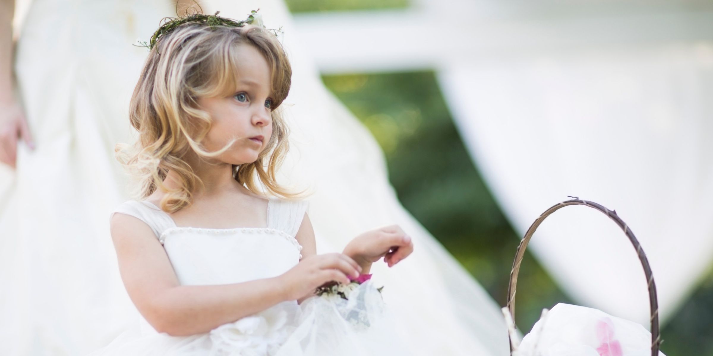 Une petite fille d'honneur à un mariage | Source : Getty Images