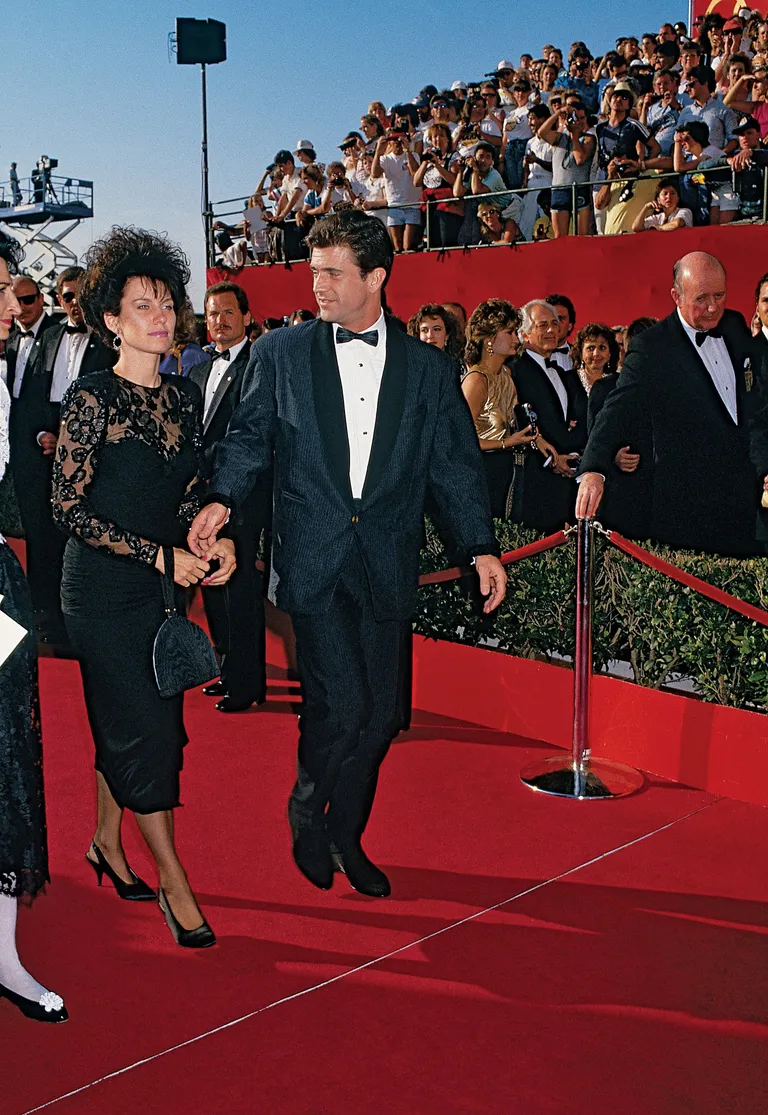 Le scénariste Mel Gibson et sa femme Robyn Moore arrivant à la cérémonie des Oscars 1988. / Source : Getty Images