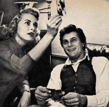 Janet Leigh et Tony Curtis dans le numéro de 1954 de Photoplay. | Source: Wikimedia Commons