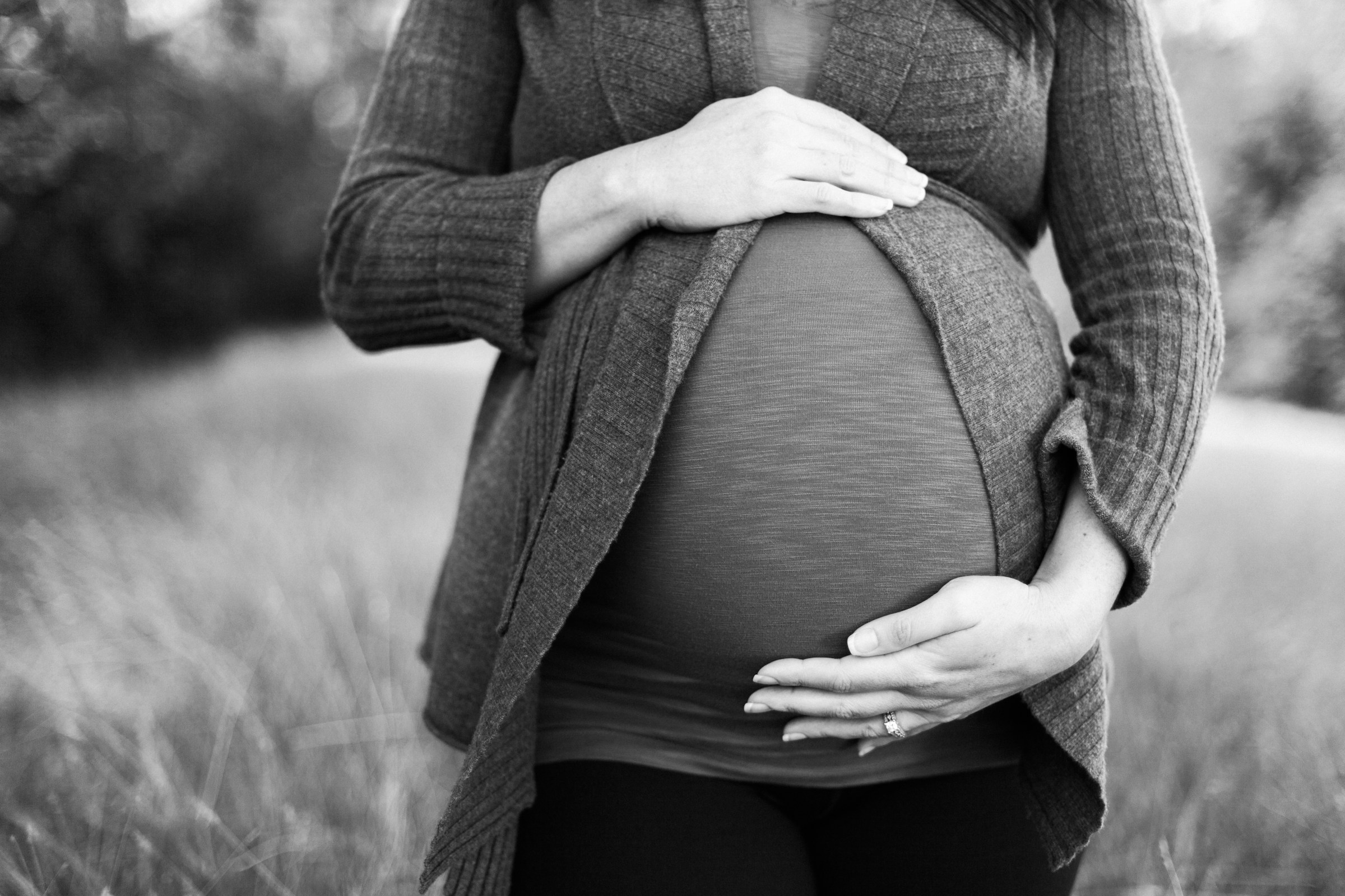 Photo en niveaux de gris d'une femme enceinte | Source : Unsplash