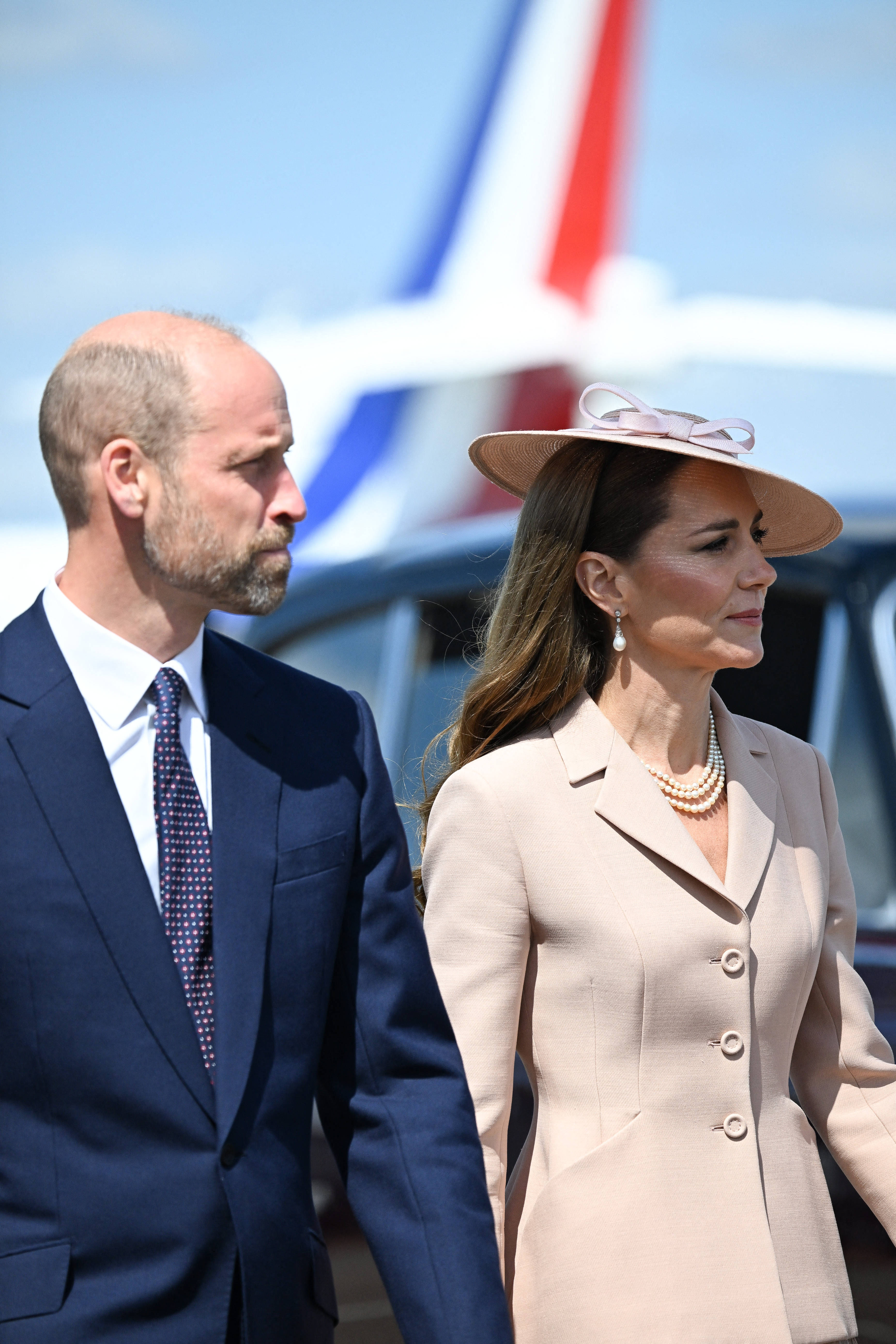 Le prince William et la princesse Catherine côte à côte alors qu'ils attendent l'arrivée de la délégation française à la RAF Northolt.
