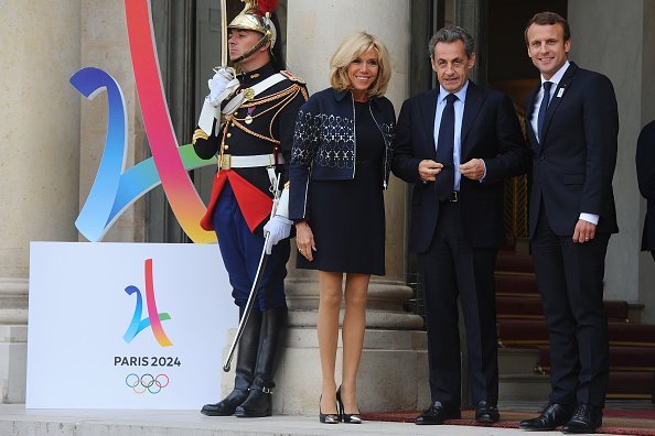 Emmanuel Macron accompagné de sa femme et Nicolas Sarkozy | Photo : Getty Image