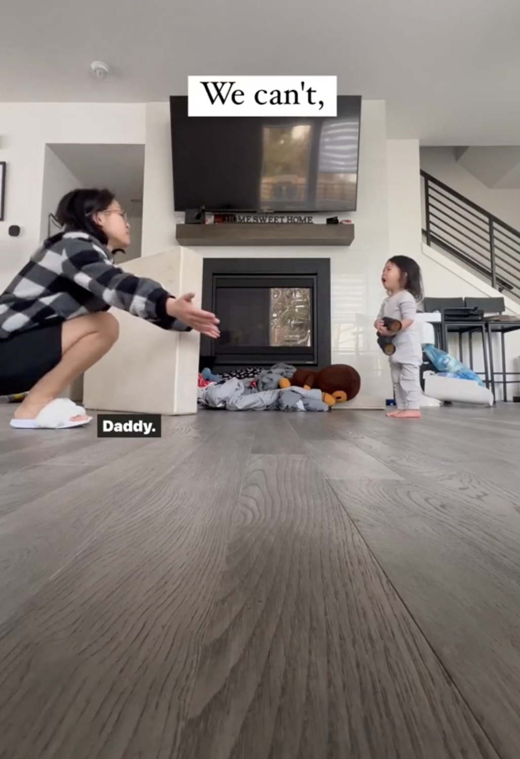 Gigi faisant la démonstration d'une méthode d'éducation douce avec sa fille dans un clip TikTok publié le 27 février 202s | Source : TikTok/mom.ma.gi