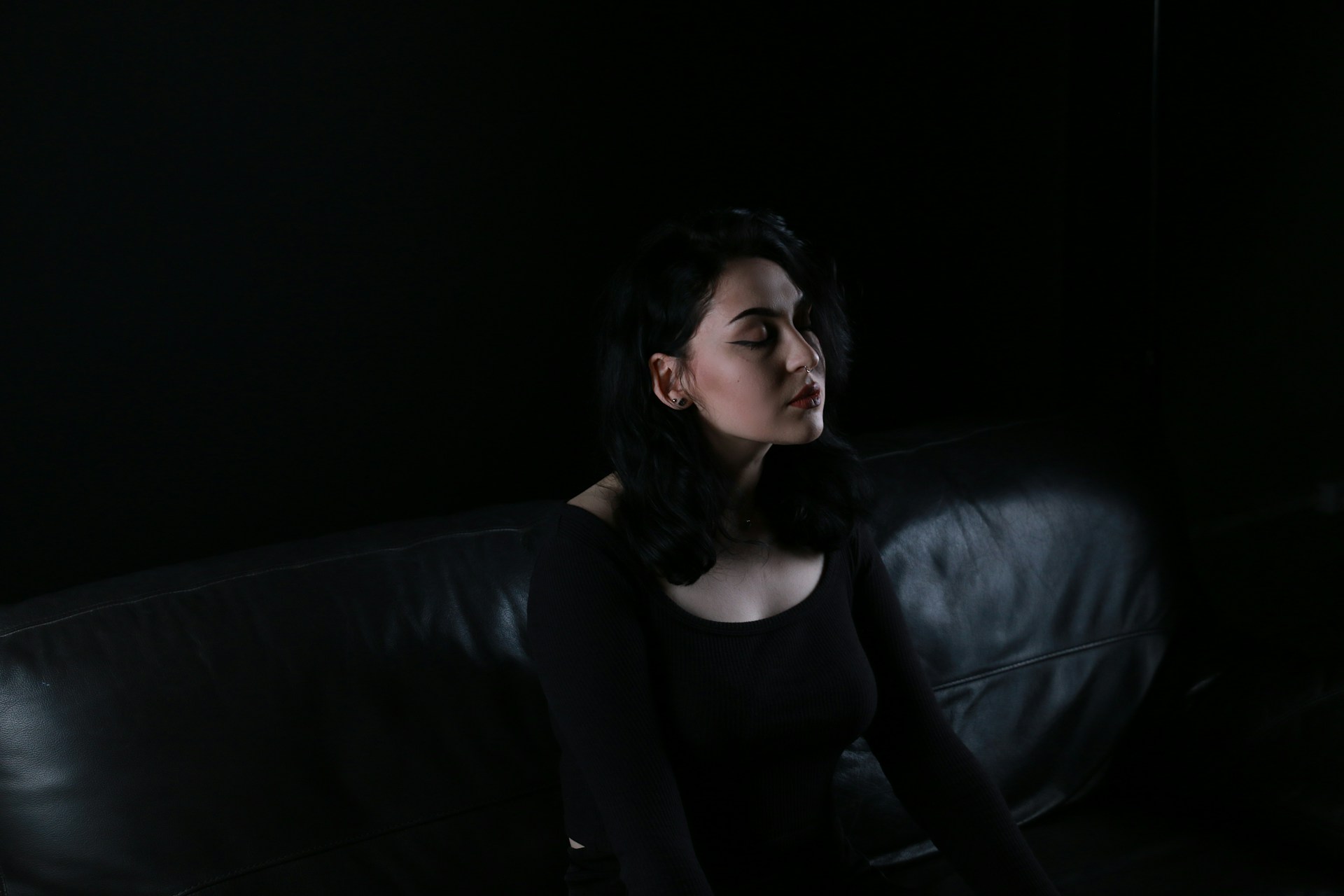 Une femme assise sur un canapé | Source : Unsplash