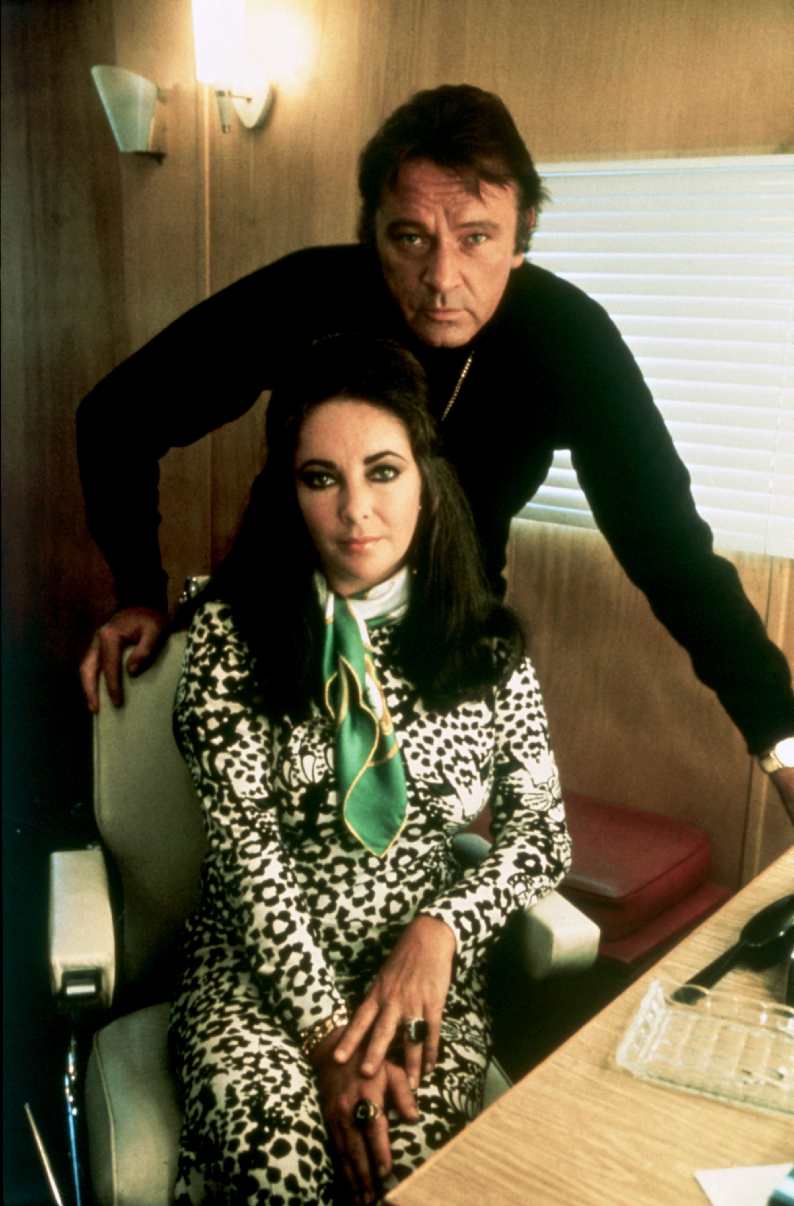 Richard Burton et Elizabeth Taylor photographiés en novembre 1970. | Source : Getty Images