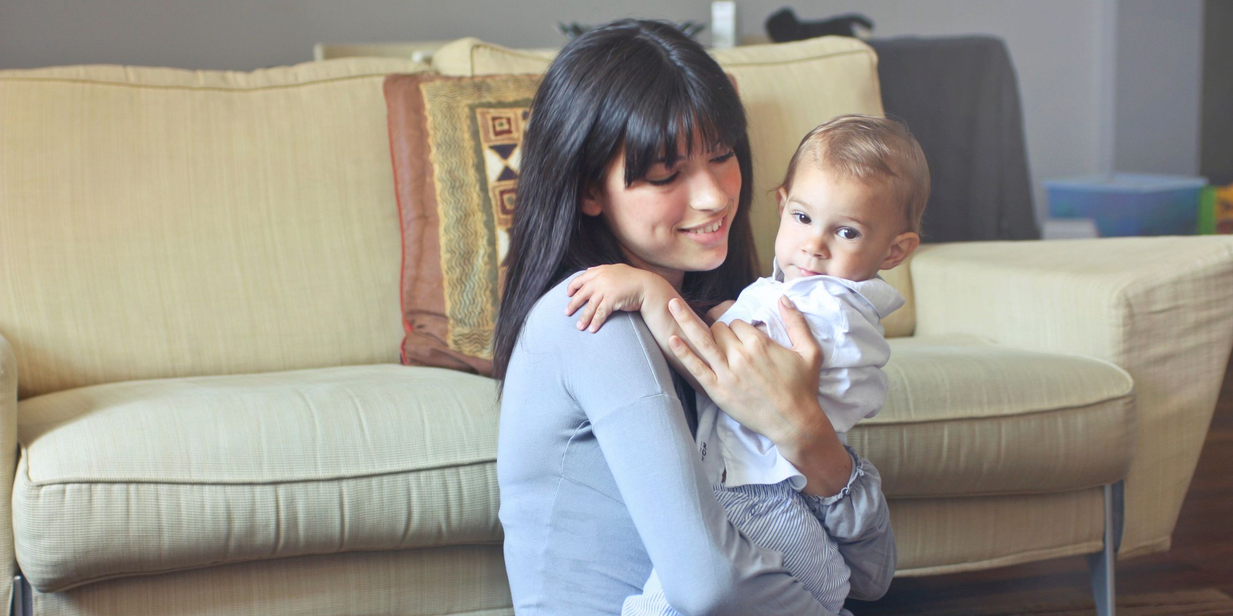 Une maman qui serre tendrement son bébé dans ses bras à l'intérieur | Source : Pexels