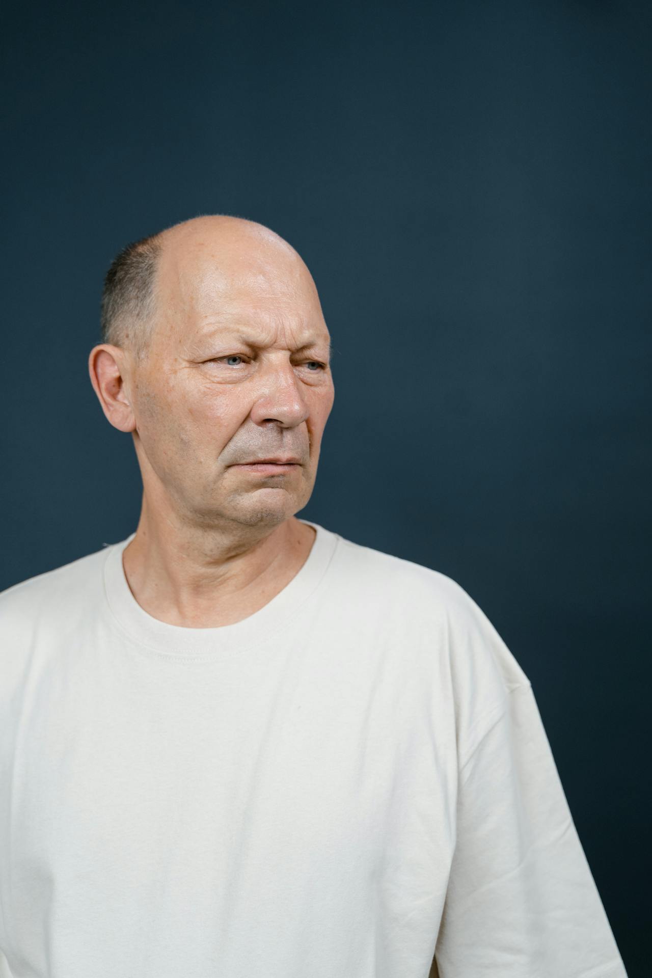 Un homme âgé pensif | Source : Pexels