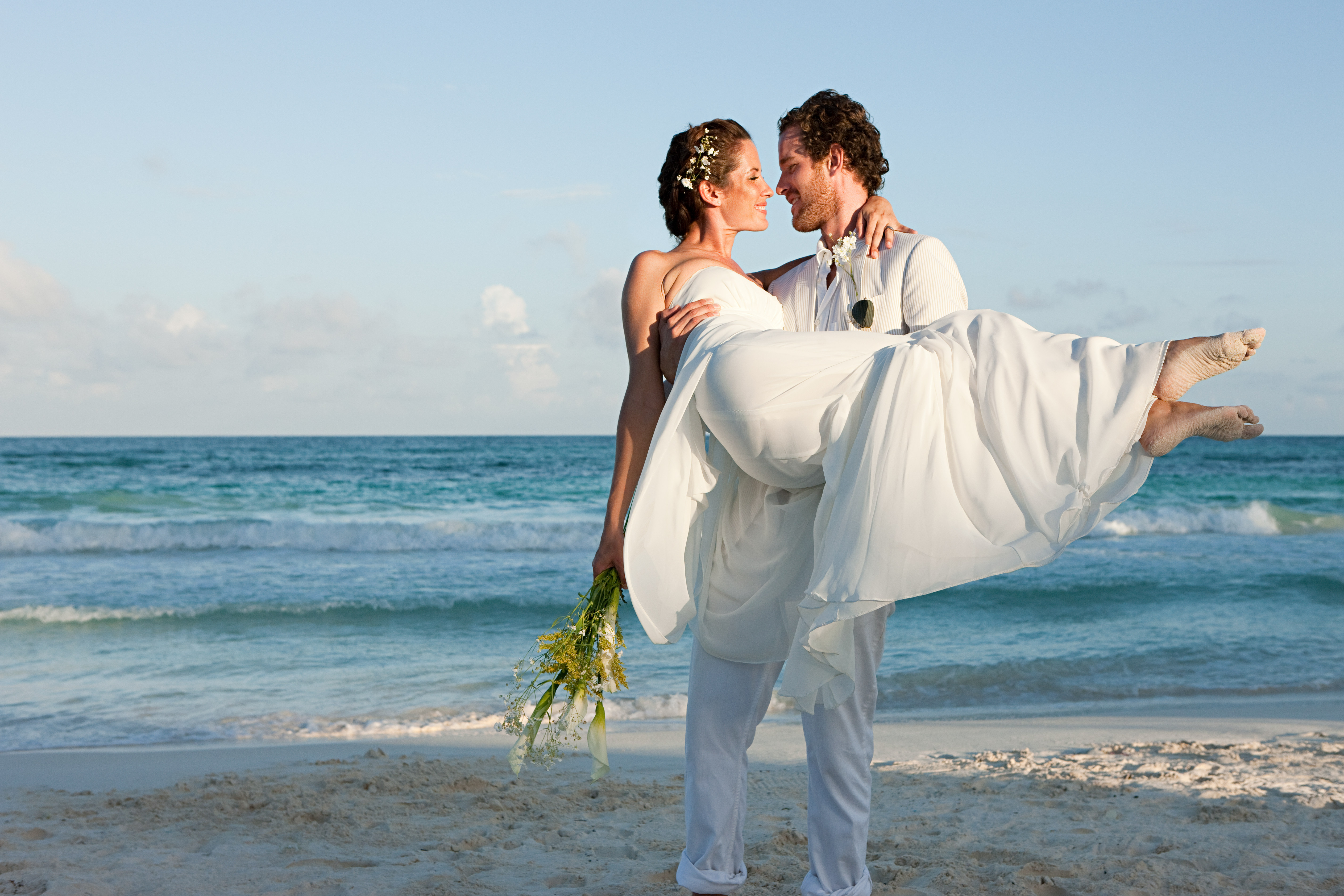 Couple marié sur la plage | Source : Getty Images