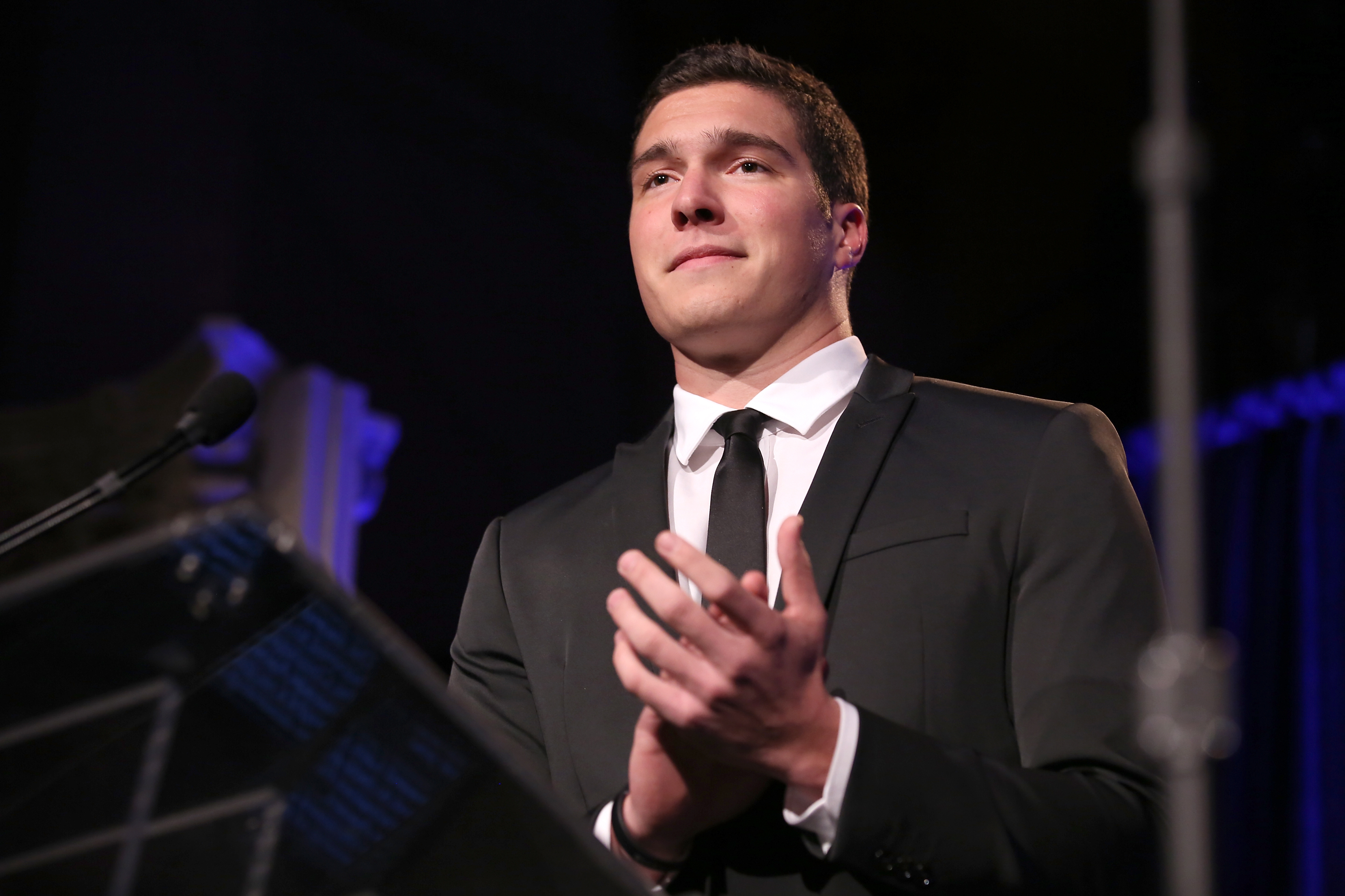 William Reeve parle sur scène lors de l'événement "Une soirée magique" de la Fondation Christopher &amp; Dana Reeve, le 20 novembre 2014 à New York | Source : Getty Images