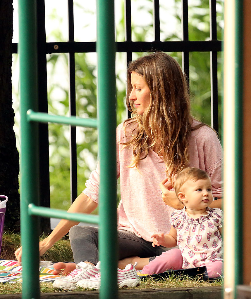 Gisele Bundchen a emmené ses enfants Benjamin Brady, Vivian Lake Brady et son beau-fils Jack Moynihan au parc le 02 septembre 2013 à Boston, Massachusetts. (Photo by Stickman/Bauer-Griffin/GC Images)