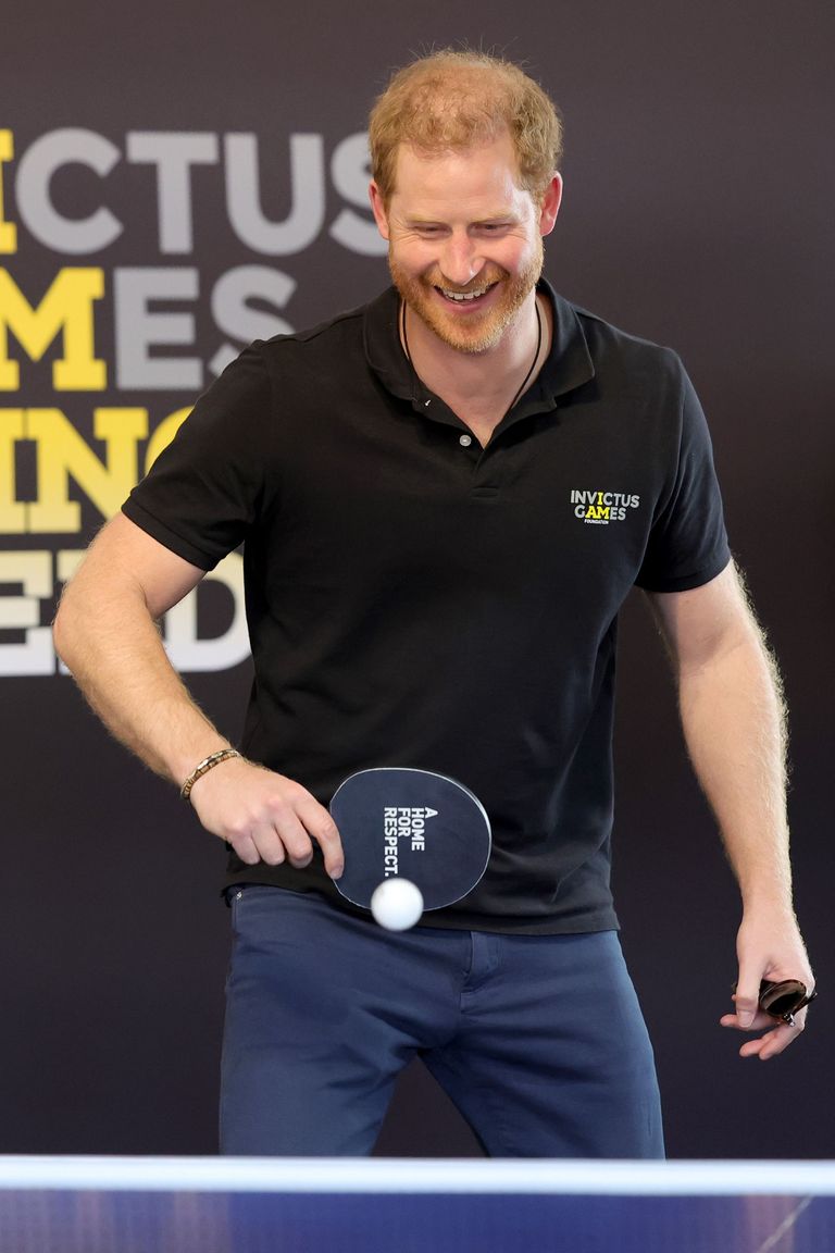 Le prince Harry joue au tennis de table. | Source : Getty Images