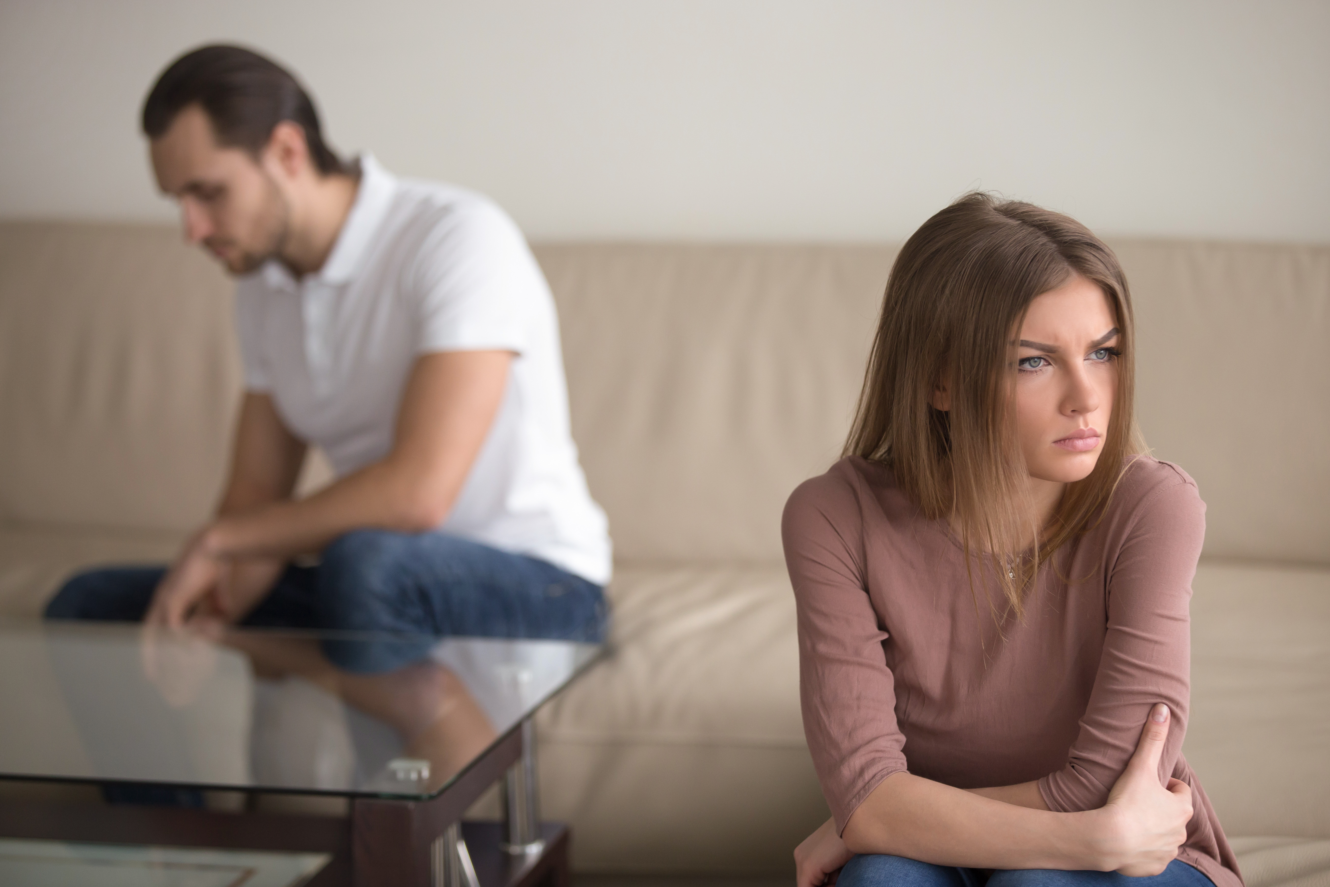 Un couple assis à l'écart après une dispute | Source : Shutterstock
