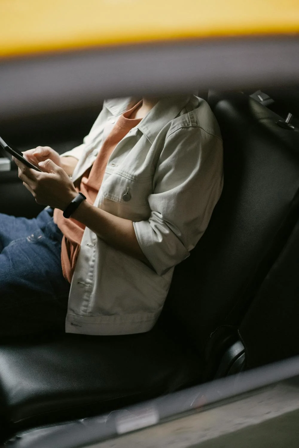 Un homme qui envoie des textos dans sa voiture | Source : Pexels
