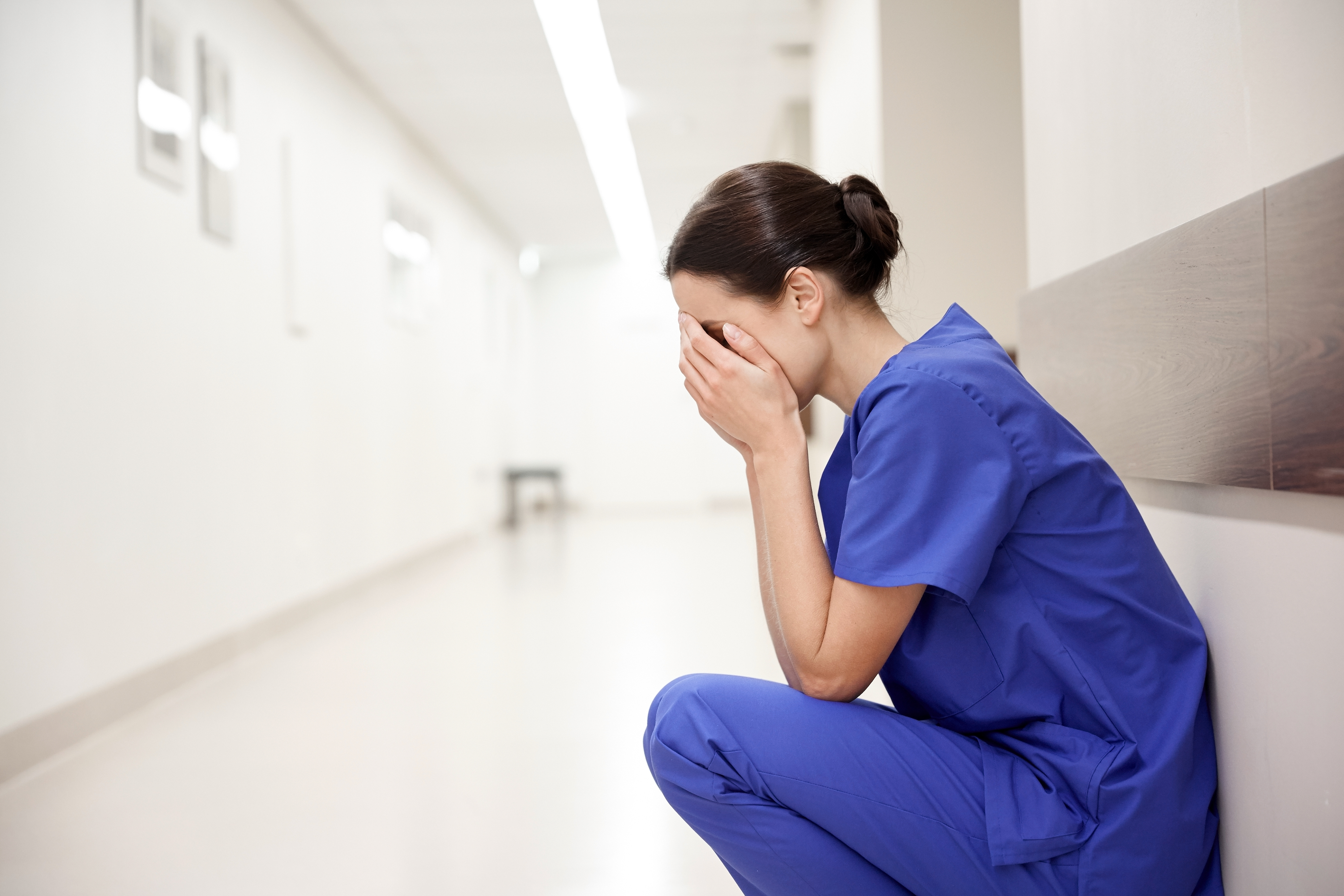Infirmière en pleurs à l'hôpital | Source : Shutterstock