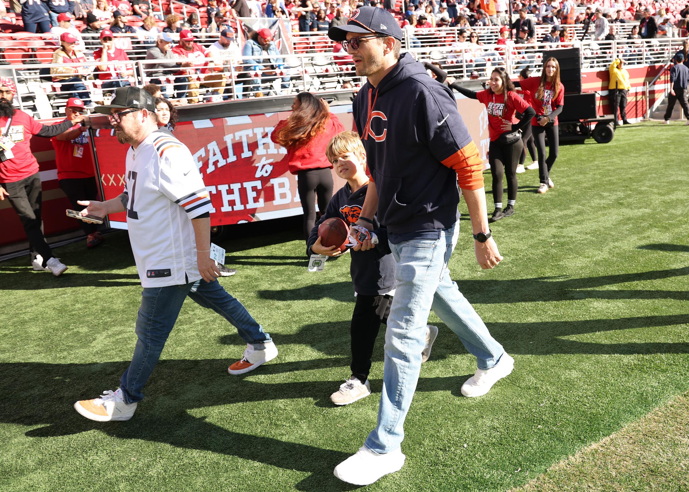 Dimitri et Ashton Kutcher repérés lors du match entre les Chicago Bears et les San Francisco 49ers à Santa Clara, en Californie, le 8 décembre 2024 | Source : Getty Images