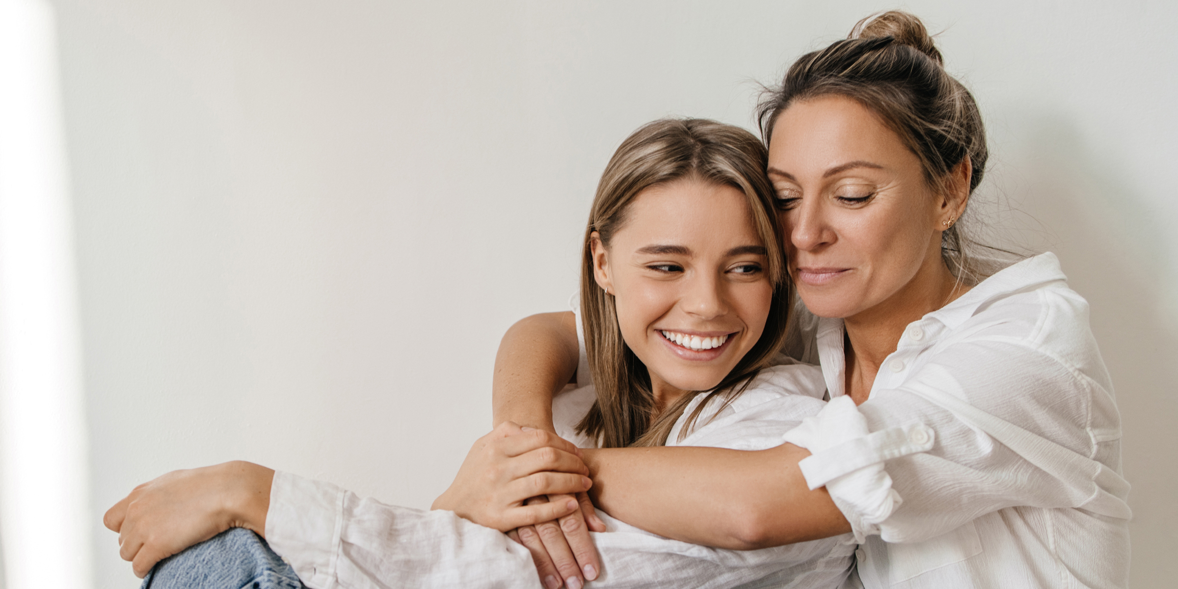 Une femme serrant sa fille adolescente dans ses bras | Source : Shutterstock
