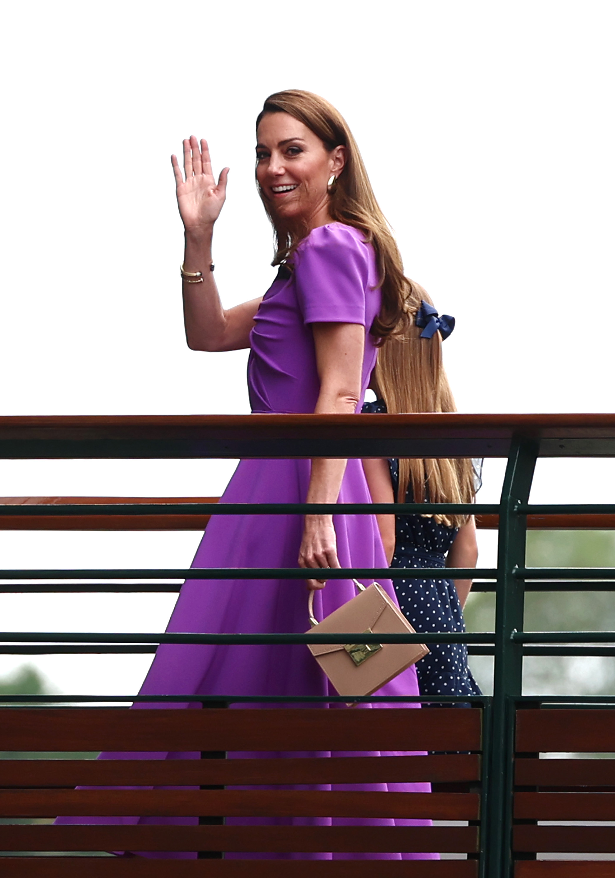 Kate Middleton salue depuis le pont de la passerelle des joueurs pendant les Championnats Wimbledon 2024, le 14 juillet 2024, à Londres, en Angleterre. | Source : Getty Images