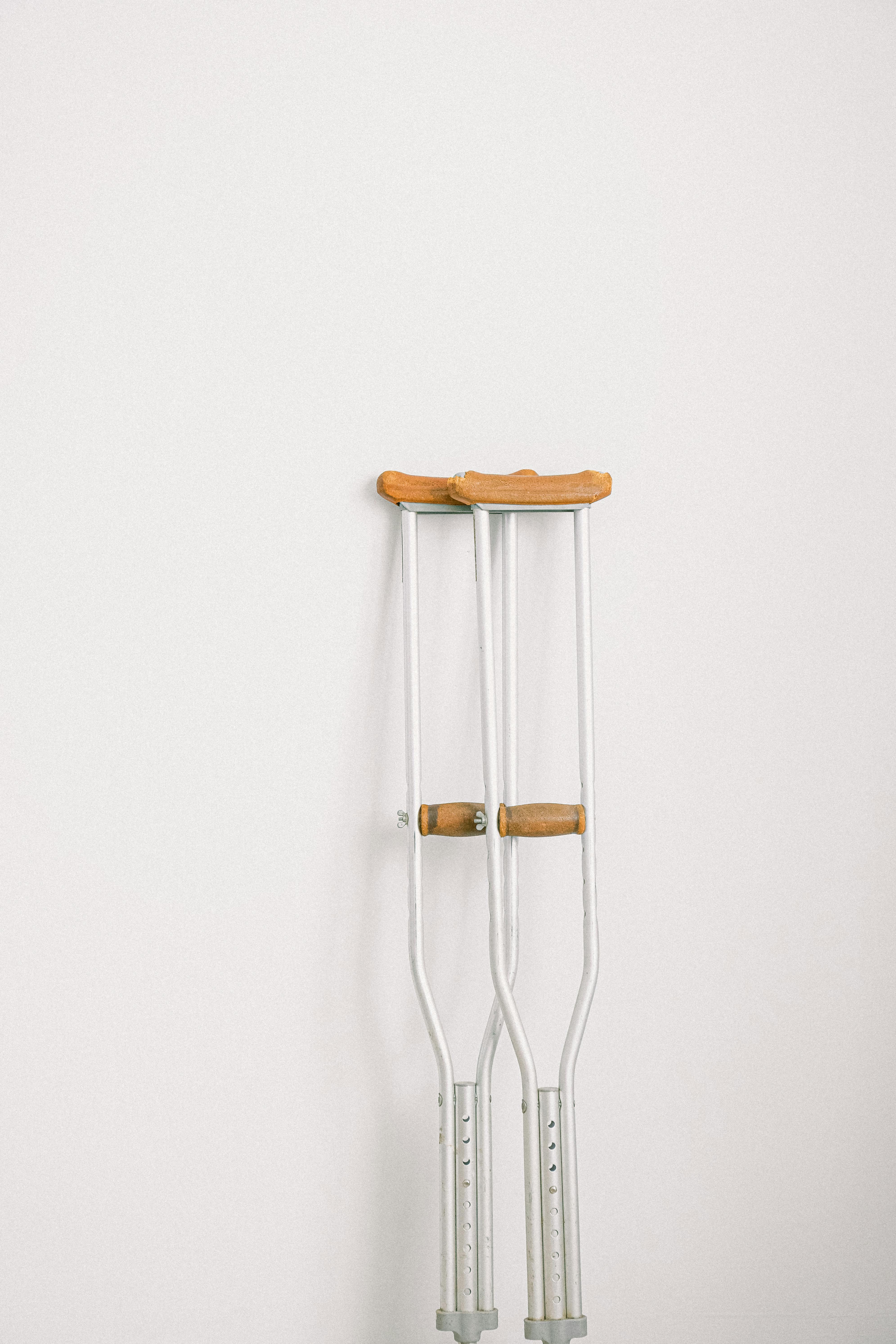 Une paire de béquilles adossée à un mur | Source : Unsplash