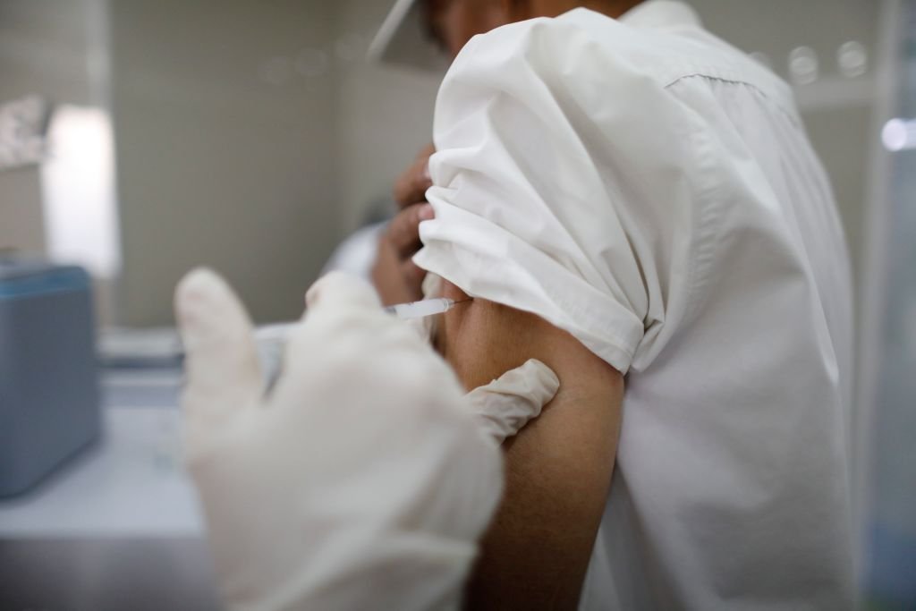 Une personne se faisant vacciner.| Photo : Getty images