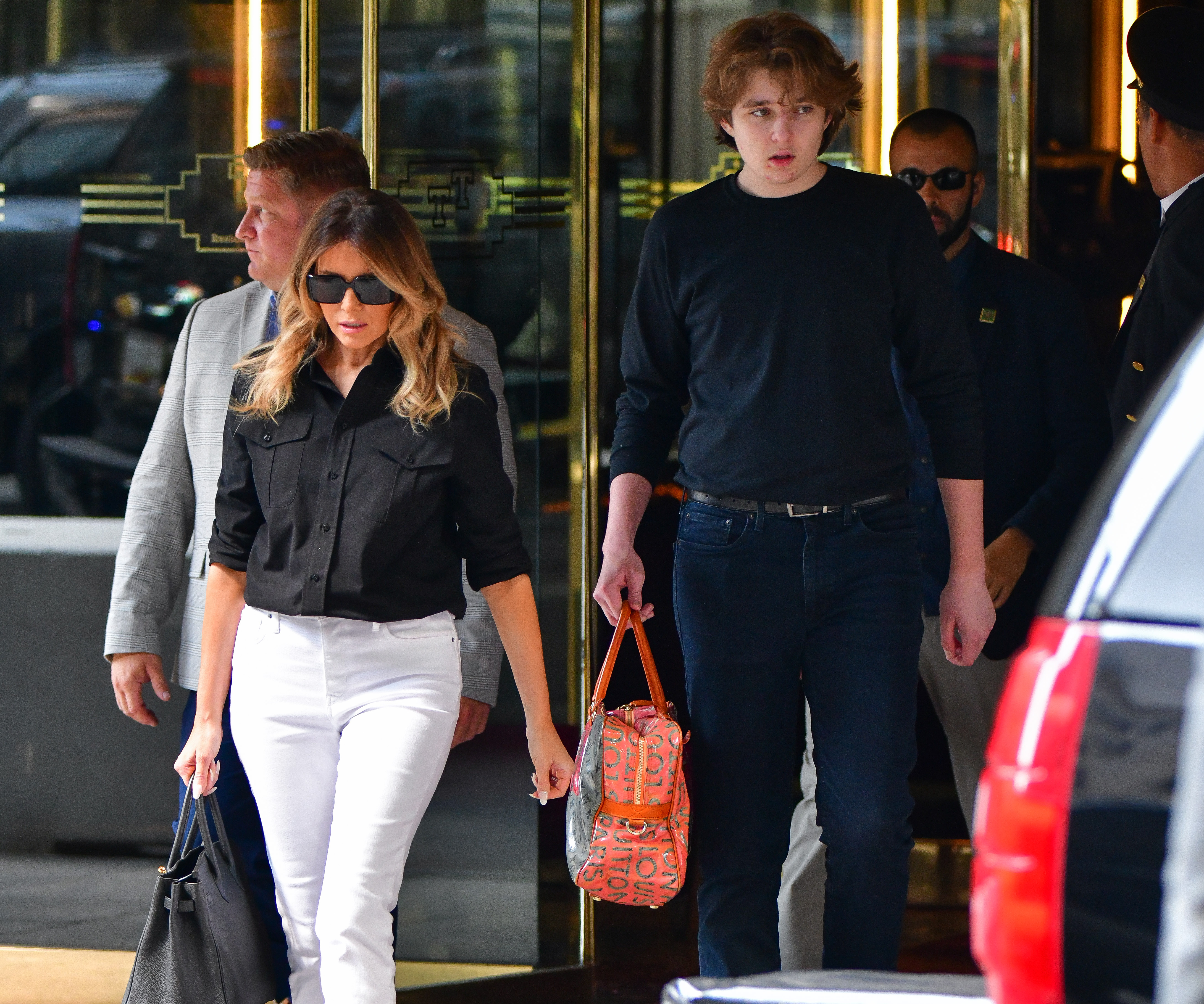 Melania et Barron Trump quittent la Trump Tower à Manhattan, le 7 juillet 2021, à New York. | Source : Getty Images