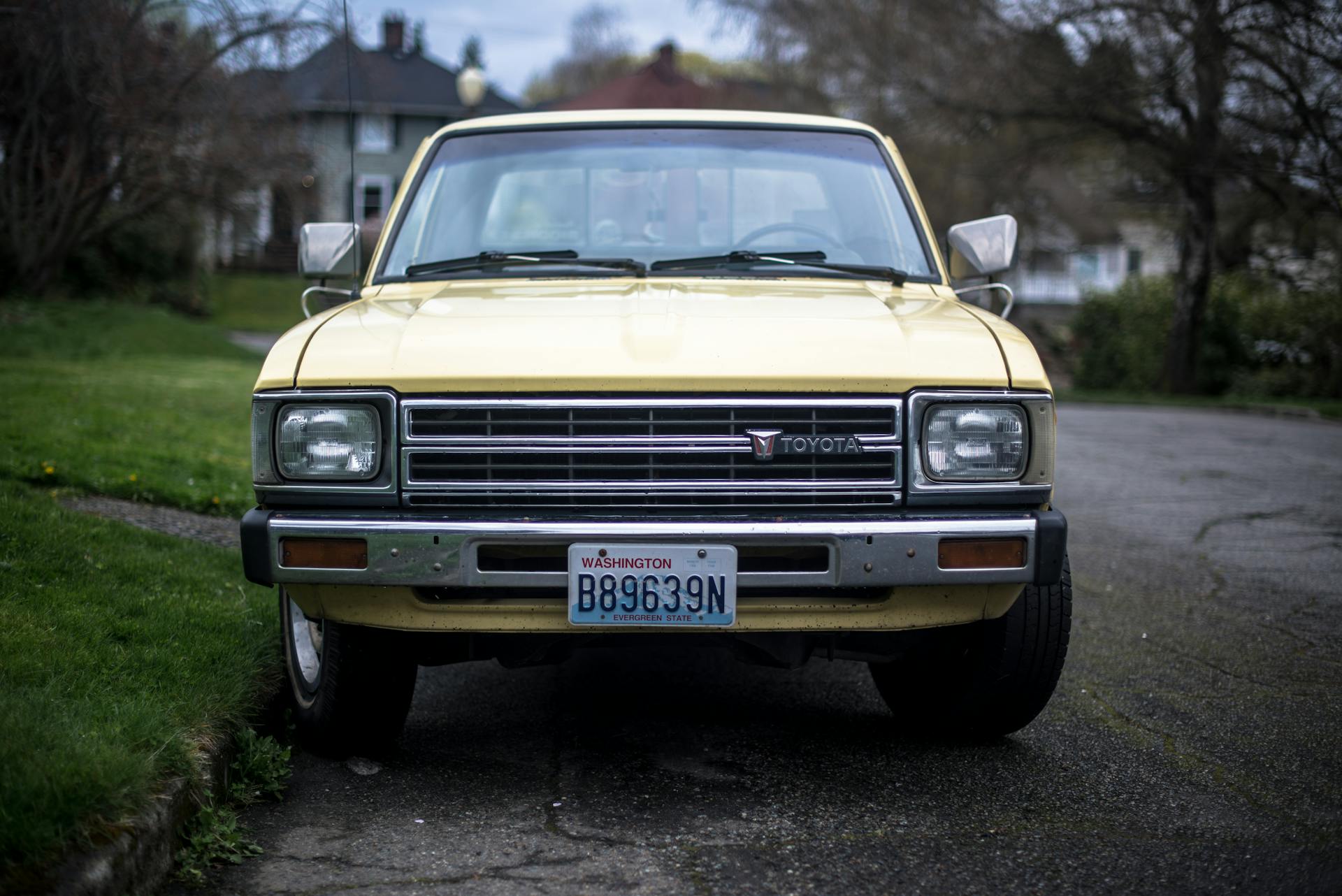 Une voiture garée devant une maison | Source : Pexels