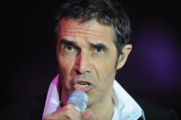 Julien Clerc sur scène lors des Victoires de la Musique au Zénith le 28 février 2009 à Paris. | Photo : GettyImages