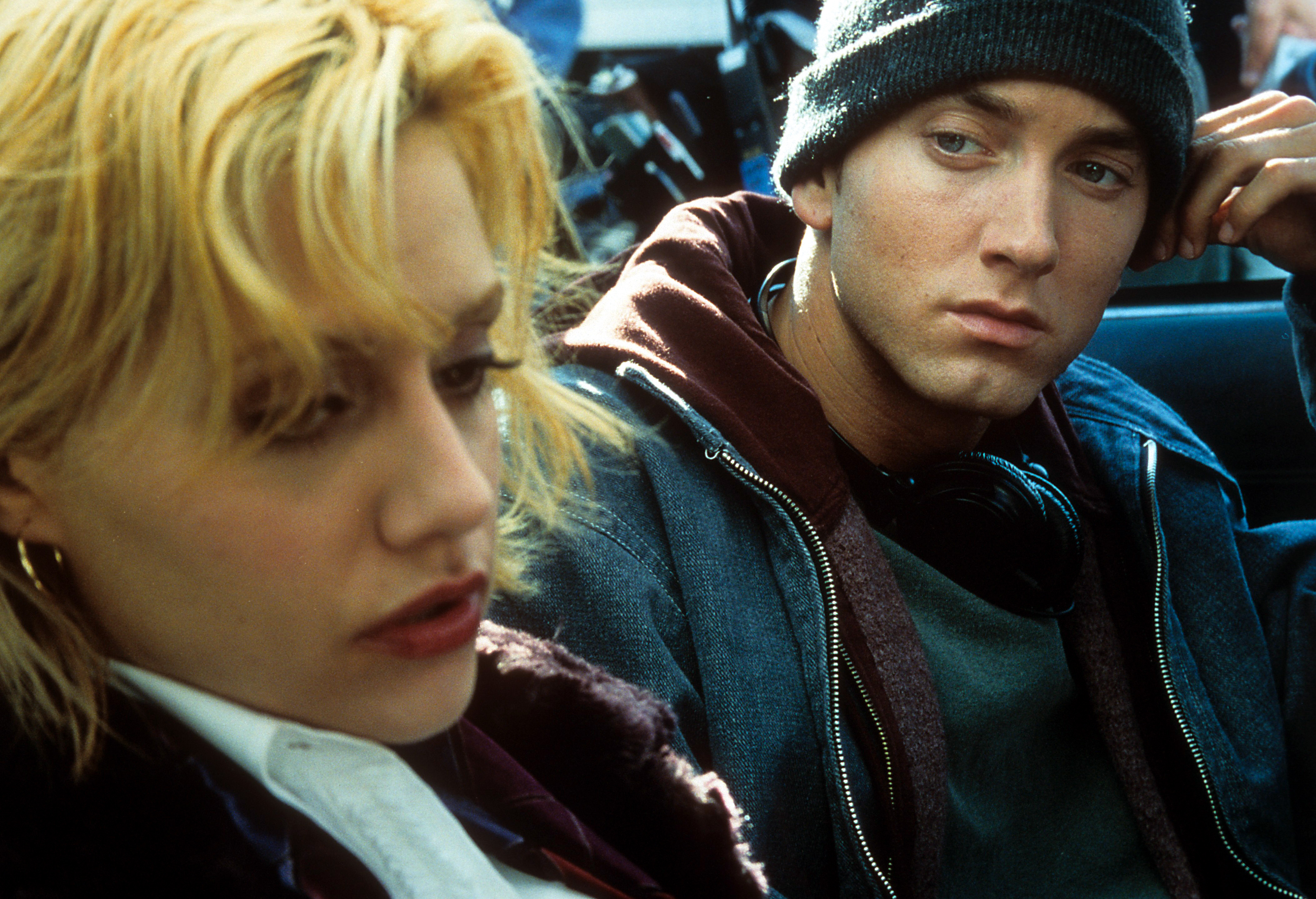 Eminem regarde Brittany Murphy dans une scène du film