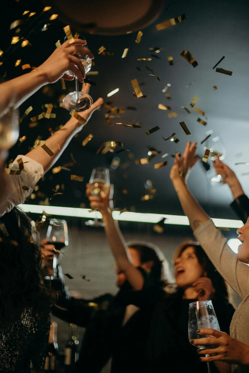 Des gens s'amusent à une fête | Source : Pexels