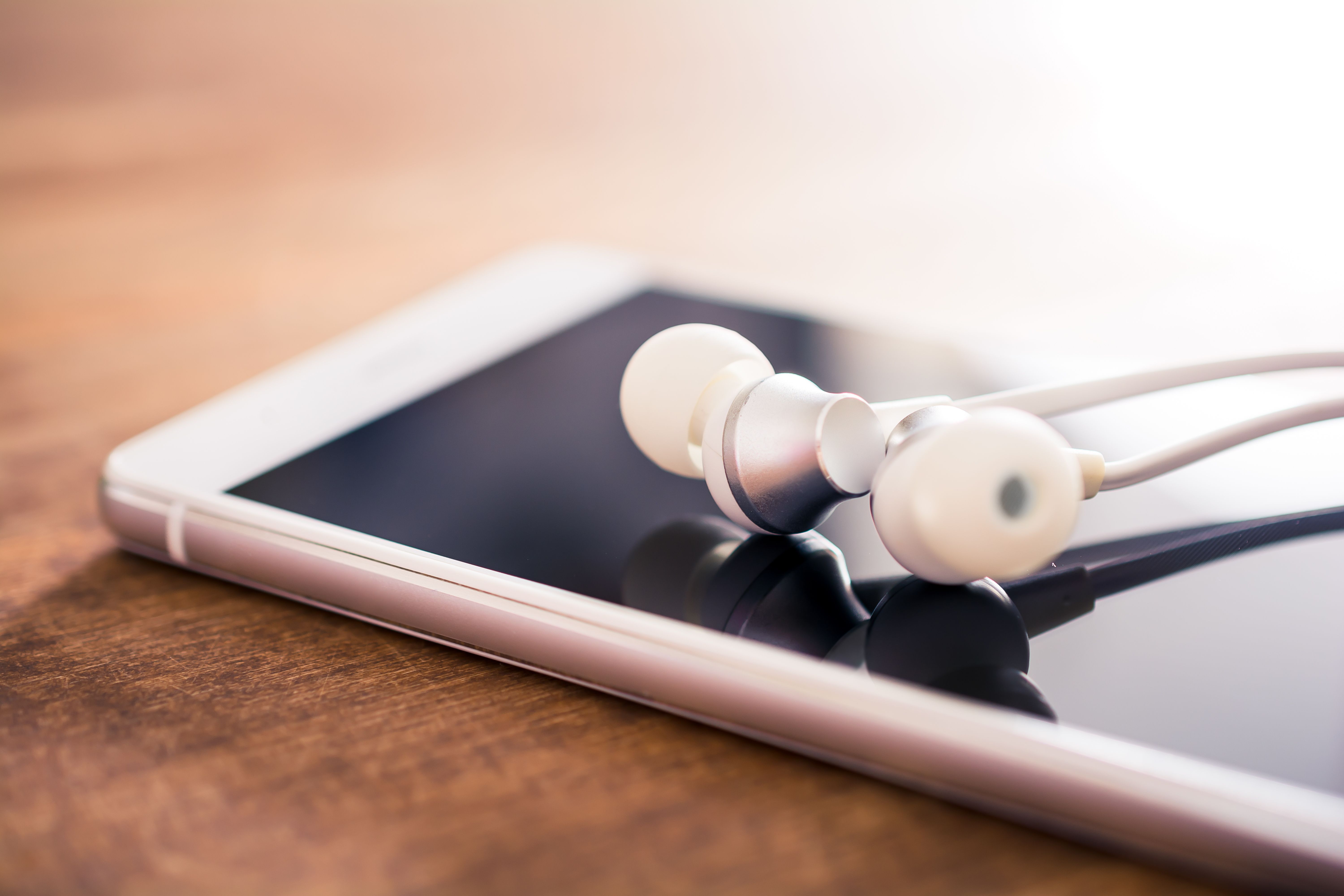 Écouteurs sur le dessus d'un iPhone. | Source : Getty Images