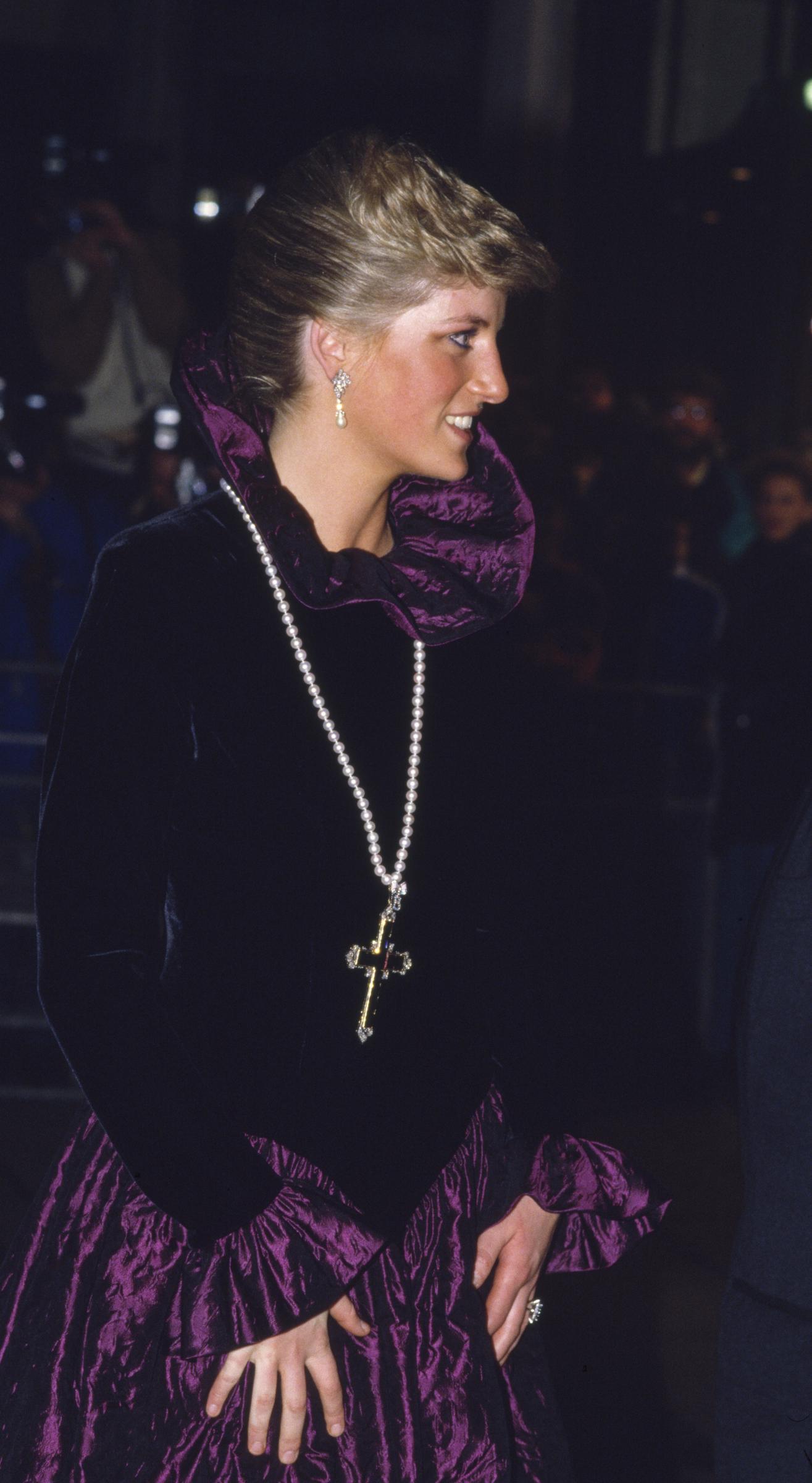 La princesse Diana arrive à un gala de charité organisé par le joaillier Garrard à Londres, Angleterre, le 27 octobre 1987. | Source : Getty Images