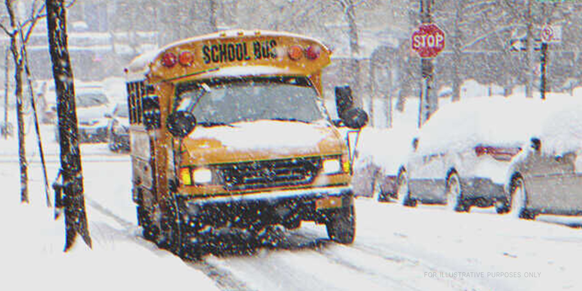 Bus garé sur la route par un temps hivernal. | Source : Shutterstock